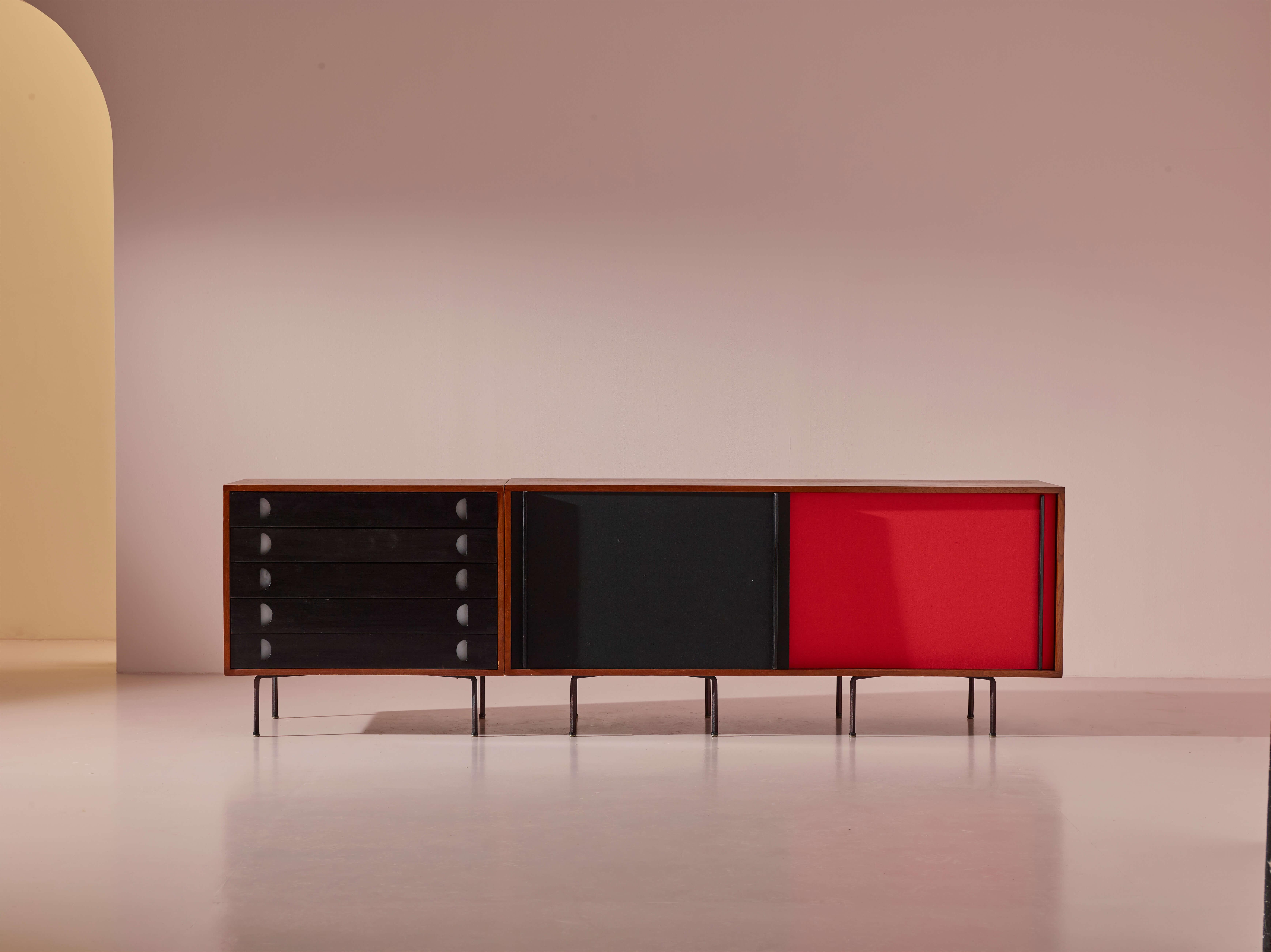 Aparador modular de madera de teca y metal con superficie de escritorio integrada, con cajones y puertas correderas tapizados en tela roja y acabados lacados. Producción italiana de 