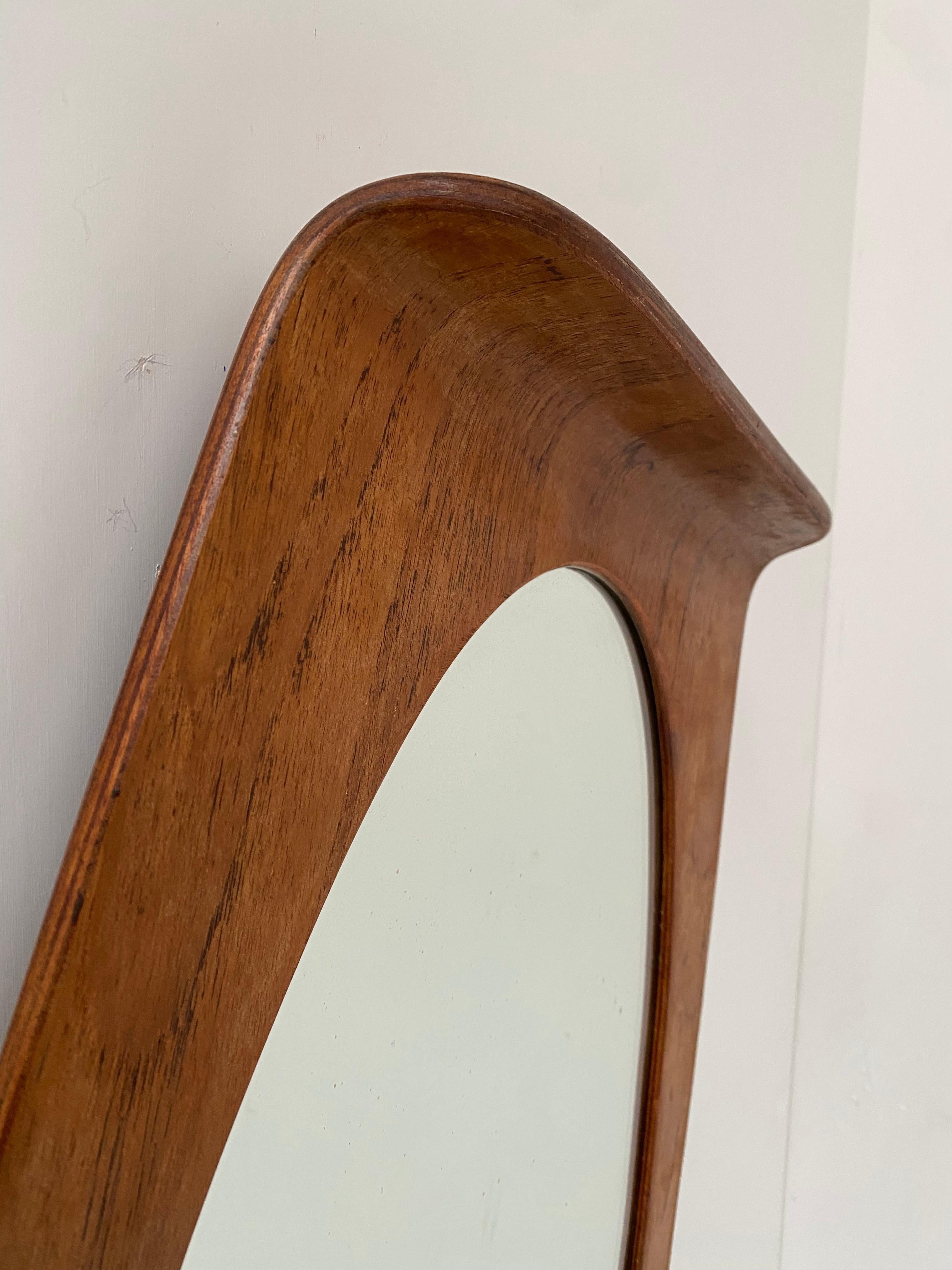 Italienischer Teakholz-Sperrholzspiegel aus den 1950er Jahren von den Meisterdesignern Franco Campo & Carlo Graffi für ihre Möbelfirma HOME

Dieses Exemplar hat und zeigt sein Alter und seine Geschichte und hat zeitgenössische Reparaturen, da es