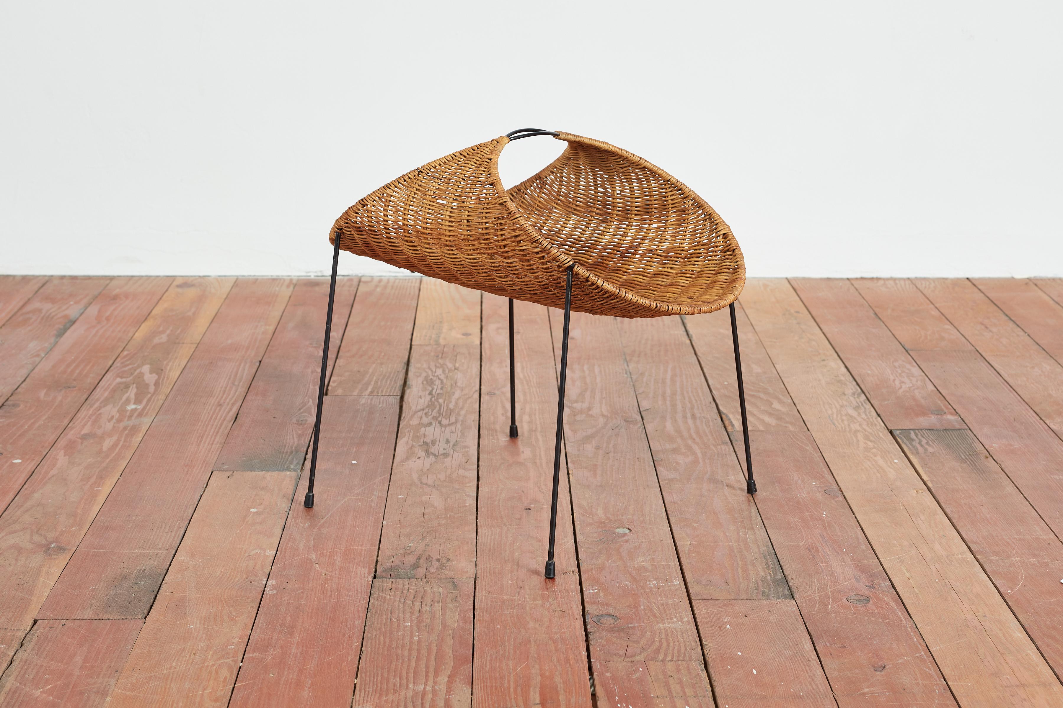 Campo & Graffi Magazine Rack in Wicker and Black Enameled Iron
Wonderful scuptural shape with handle 
Italy 1950s