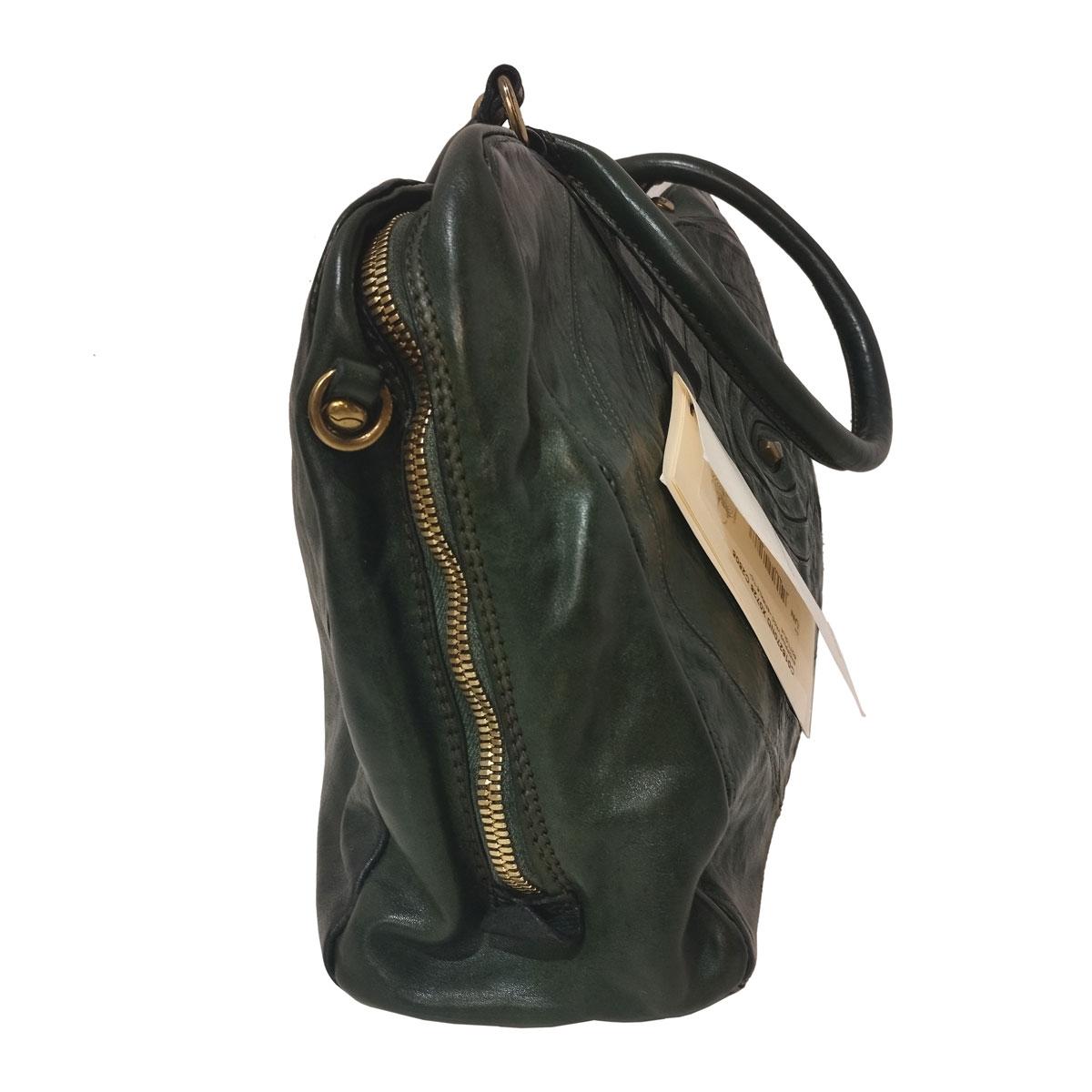 Beautiful and easy to wear italian manufactured bag
Leather bag from Campomaggi Italy
Bottle green color
Spiral pattern
Double handle
Can be carried crossbody
Zip closure
Internal zip pocket and phone holder
Cm 37 x 25 x 11 (14,5 x 9,84 x 4,33