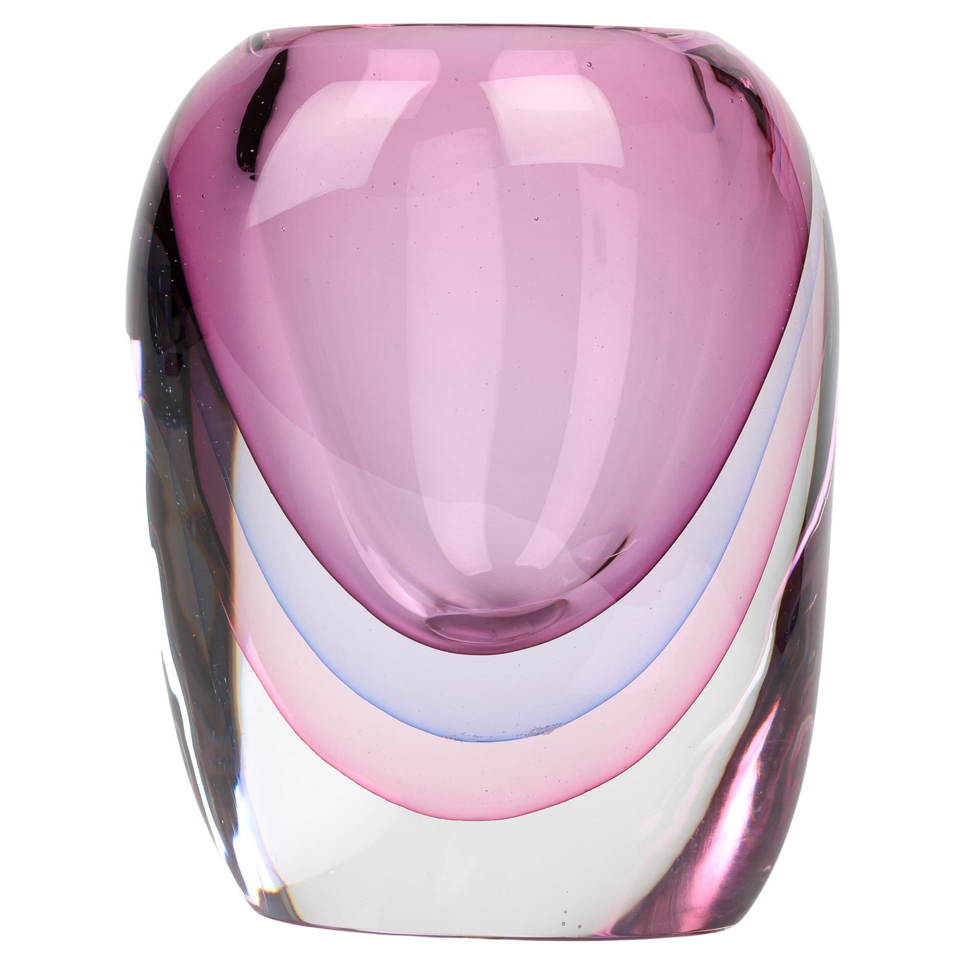 Jarrón italiano de cristal artístico Murano Sommerso de calidad excepcional, obra del renombrado fabricante Camvetri y datado en el siglo XX. Este jarrón exquisito y de bella factura está soplado a mano en vidrio transparente y se alza sobre un pie