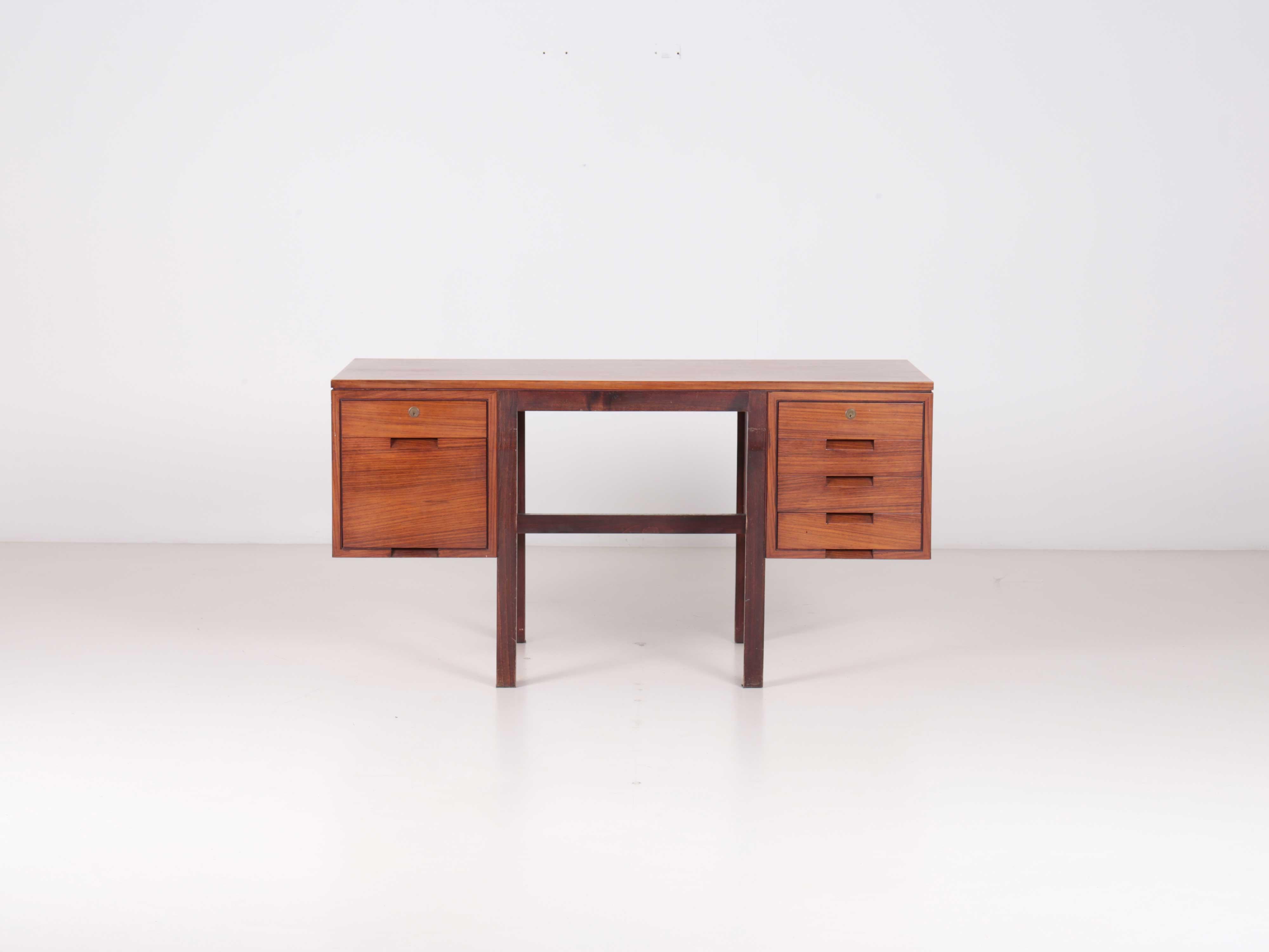 Schreibtisch Canaan von Marcel Breuer, hergestellt von Gavina spa im Jahr 1962. 

Schreibtisch mit Schubladen und Aktenschrank. Struktur aus Palisanderholz.

Dino Gavina war im Landhaus von Breuer in New Canaan. Hier fand er dieses Meisterwerk und