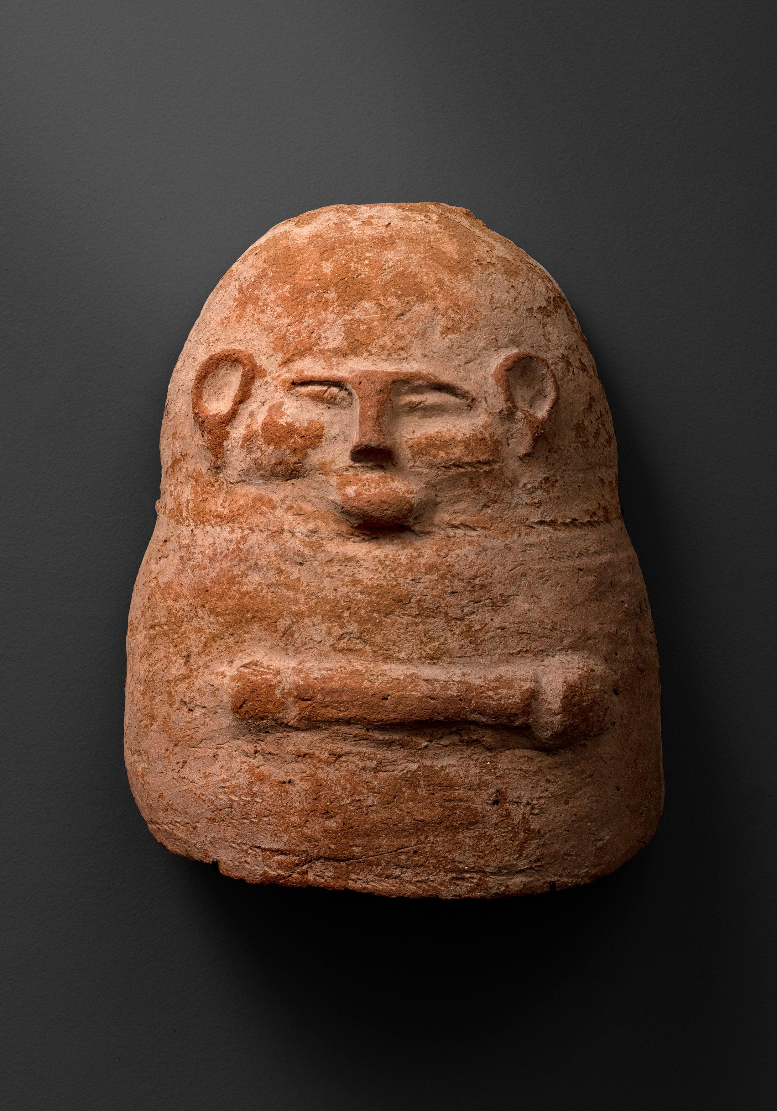 Rara tapa de ataúd antropoide de cananea

Terracota 
Siglos XII-X a.C.
Procedencia:  
Subasta pública París (2022)
Colección privada F. Antonovich (París - década de 1980)
Registro de Pérdida de Arte: S00225680
Test TL: Re.S.Artes R 144672A (1560 -