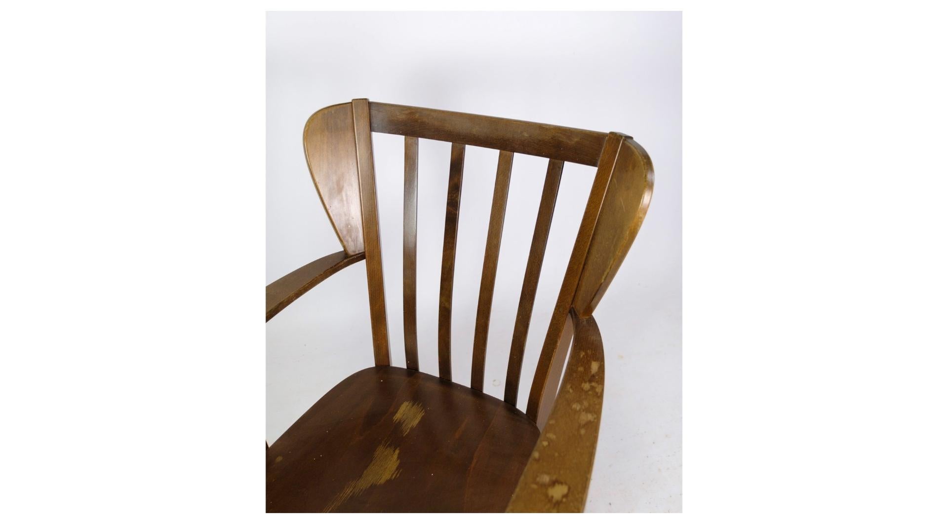 Der in den 1940er Jahren gefertigte Stuhl Canada, Modell 2252, zeigt die zeitlose Eleganz des dänischen Designs. Dieser von Søren Hansen entworfene und von Fritz Hansen sorgfältig hergestellte Stuhl verkörpert die für moderne Möbel der