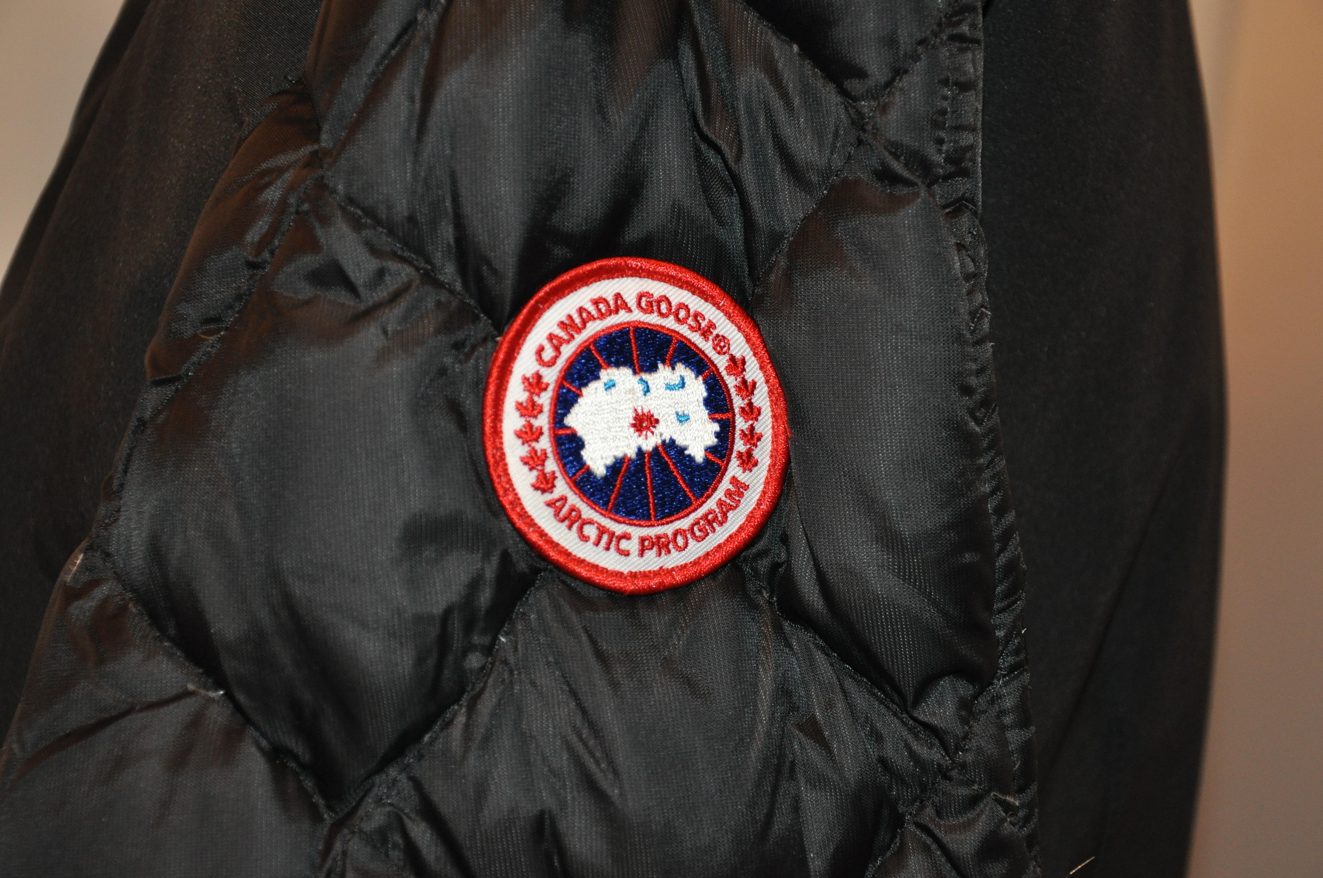 Veste à capuche amovible matelassée noire matelassée Goose « Arctic Program » du Canada en vente 5