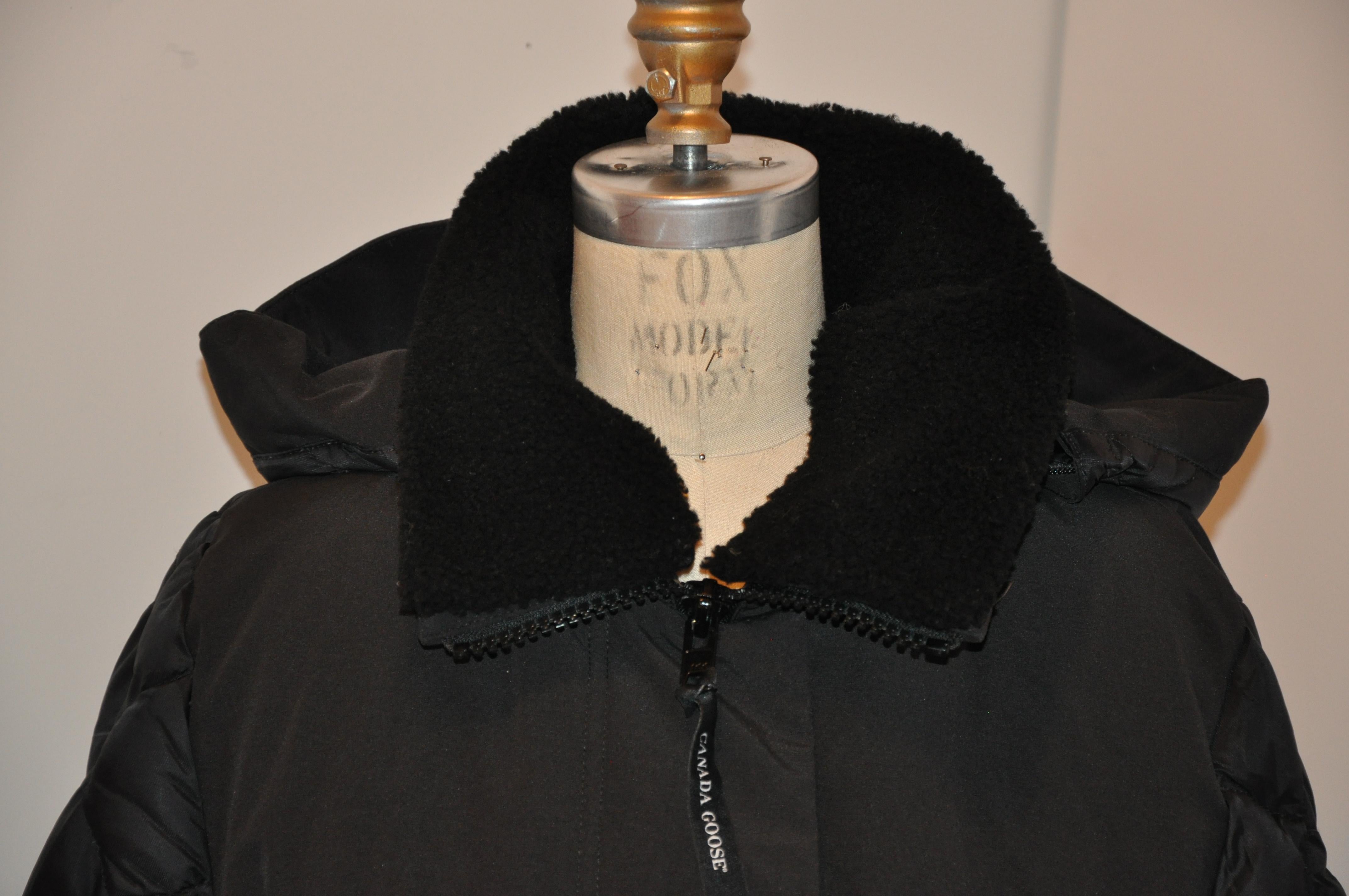 Veste à capuche amovible matelassée noire matelassée Goose « Arctic Program » du Canada en vente 8