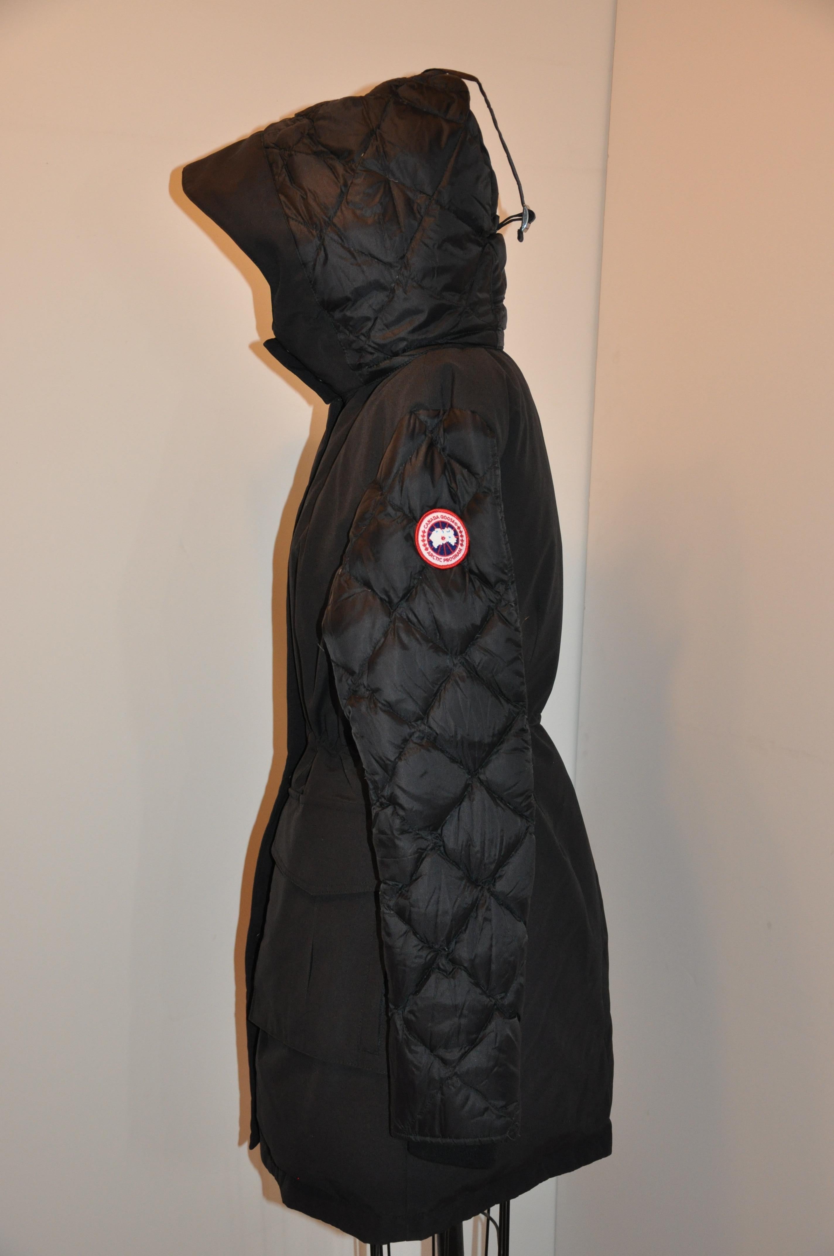 Veste à capuche amovible matelassée noire matelassée Goose « Arctic Program » du Canada Bon état - En vente à New York, NY
