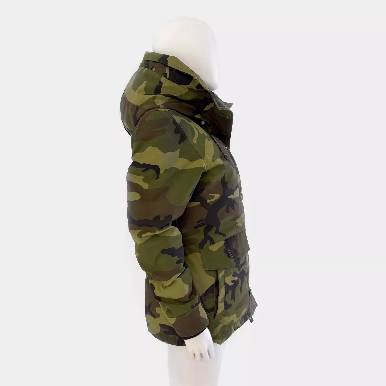Canada Goose Lynnwood Jacket - Camouflage (M)

Elevate your outerwear with the Canada Goose Lynnwood Jacket, a perfect blend of functionality and style. Featuring a timeless camouflage print, this jacket is ideal for both outdoor adventures and