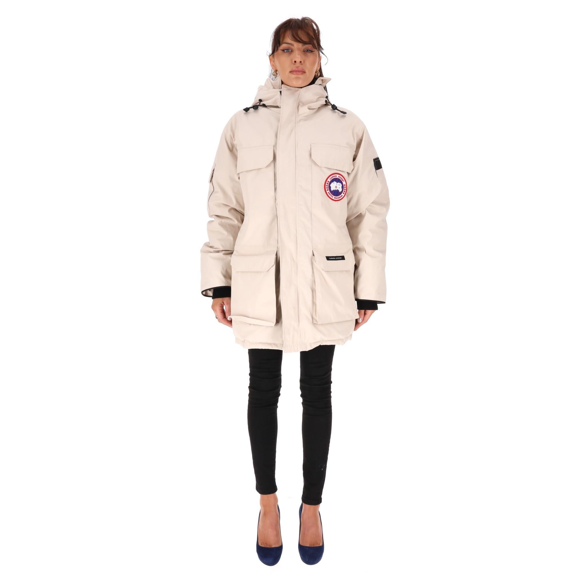 Chaqueta Canada Goose Down Expedition Parka

Esta parka marfil es una prenda duradera rellena de plumón de pato blanco y plumas que proporciona calor y protección.

Incluye un parche con el logotipo de la firma en el pecho, varios bolsillos