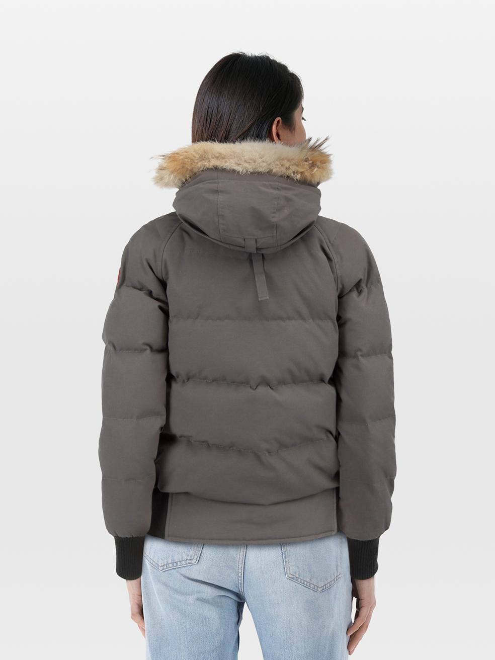 L'ÉTAT est très bon. L'usure du manteau est minime. Marques sur le devant droit, la manche droite et l'intérieur de la capuche. Petites déchirures du tissu sous les deux bras sur cet article de revente Canada Goose d'occasion. Les marques peuvent