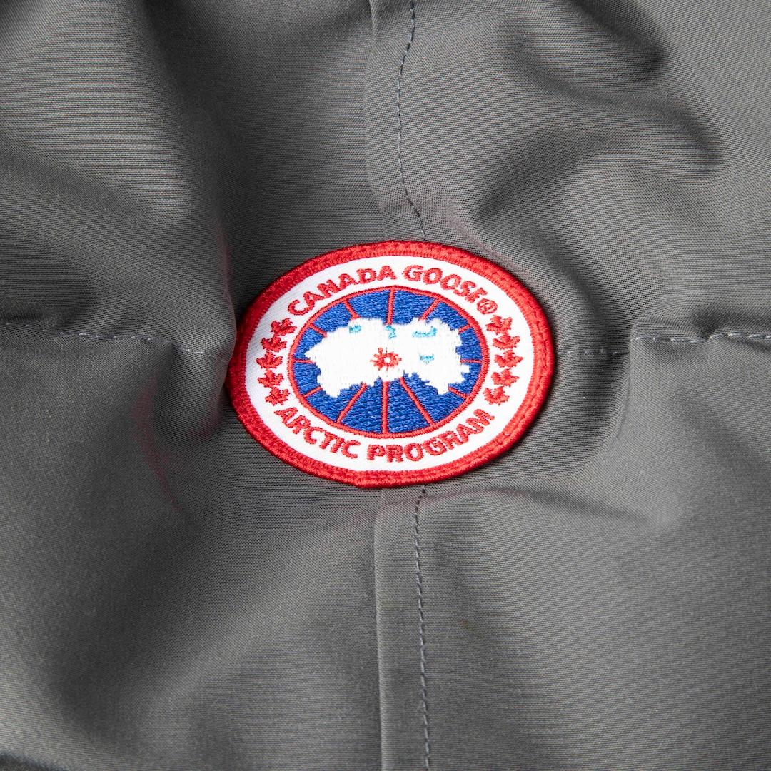Gris Canada Goose Manteau bouffant bordé de fourrure de coyote graphite Taille XS en vente