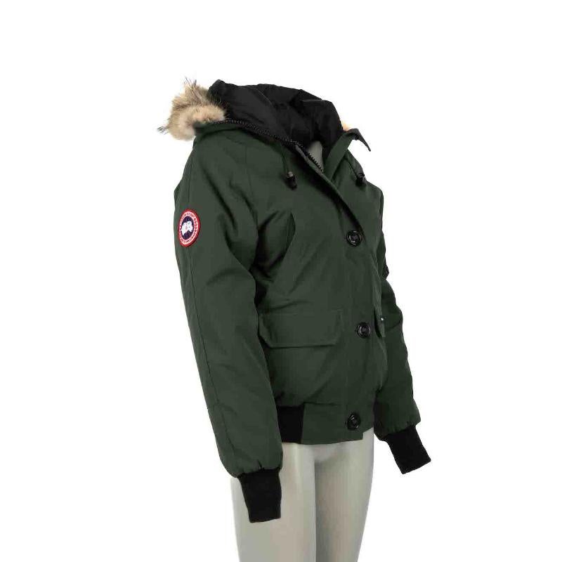 CONDITION is Very good. Minimal wear to coat is evident. Minimal wear to the right-side of fur trim at the hood with a clumped-effect to a patch of fur on this used Canada Goose designer resale item.
 
Details
Chilliwack model
Green
Polyester
Puffer