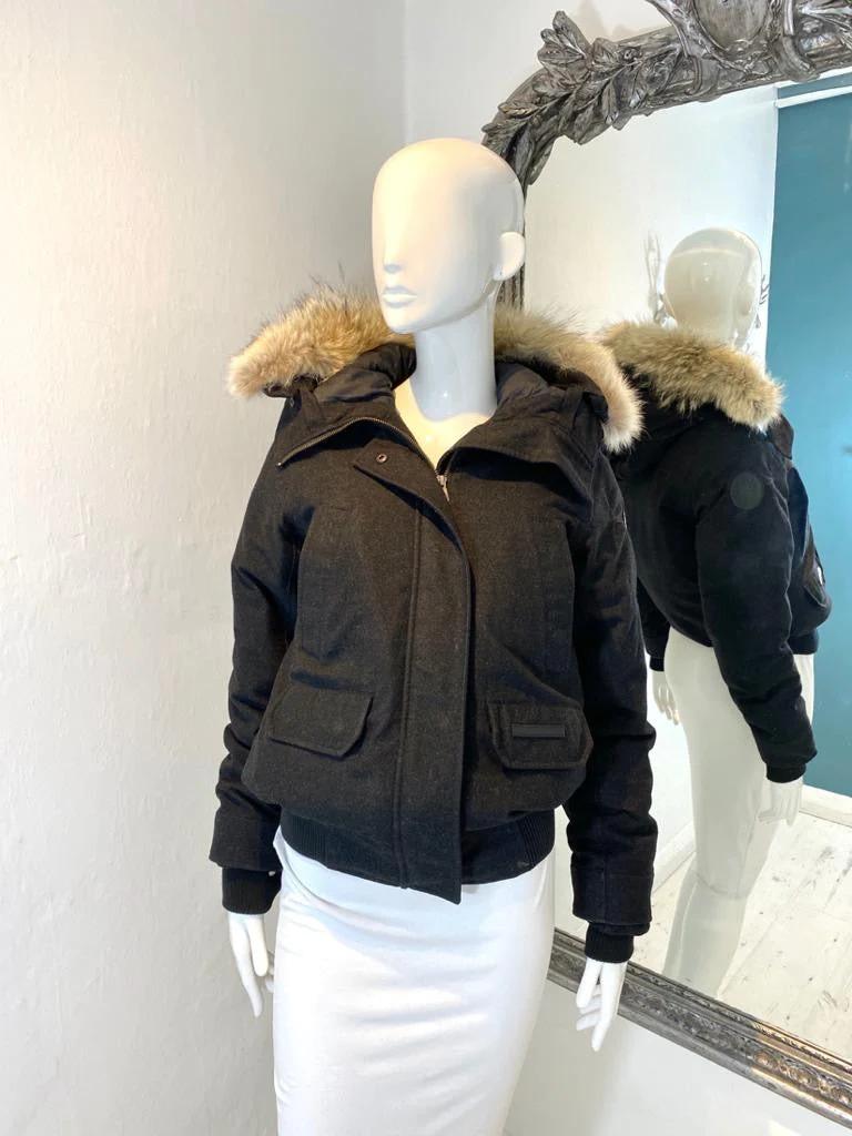 Canada Goose & Loro Piana Fur Hoodie Coat

Grey bomber jacket in 100% wool with Goose down filling and a Coyote fur trim hood. Zipper and snapper closure.

Additional information:
Size – S/P
Condition – Fair- Good ( Please note there has been a