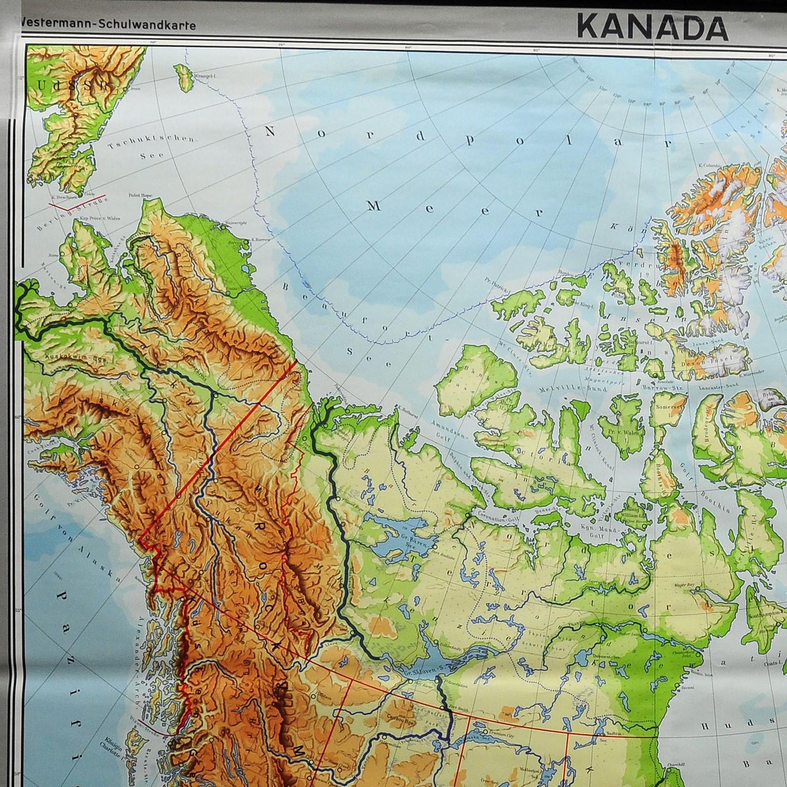 Eine klassische Pull-Down-Karte von Kanada und Grönland (Nordamerikanischer Kontinent). Wird als Unterrichtsmaterial in deutschen Schulen verwendet. Farbenfroher Druck auf mit Leinwand verstärktem Papier. Herausgegeben von Georg Westermann,