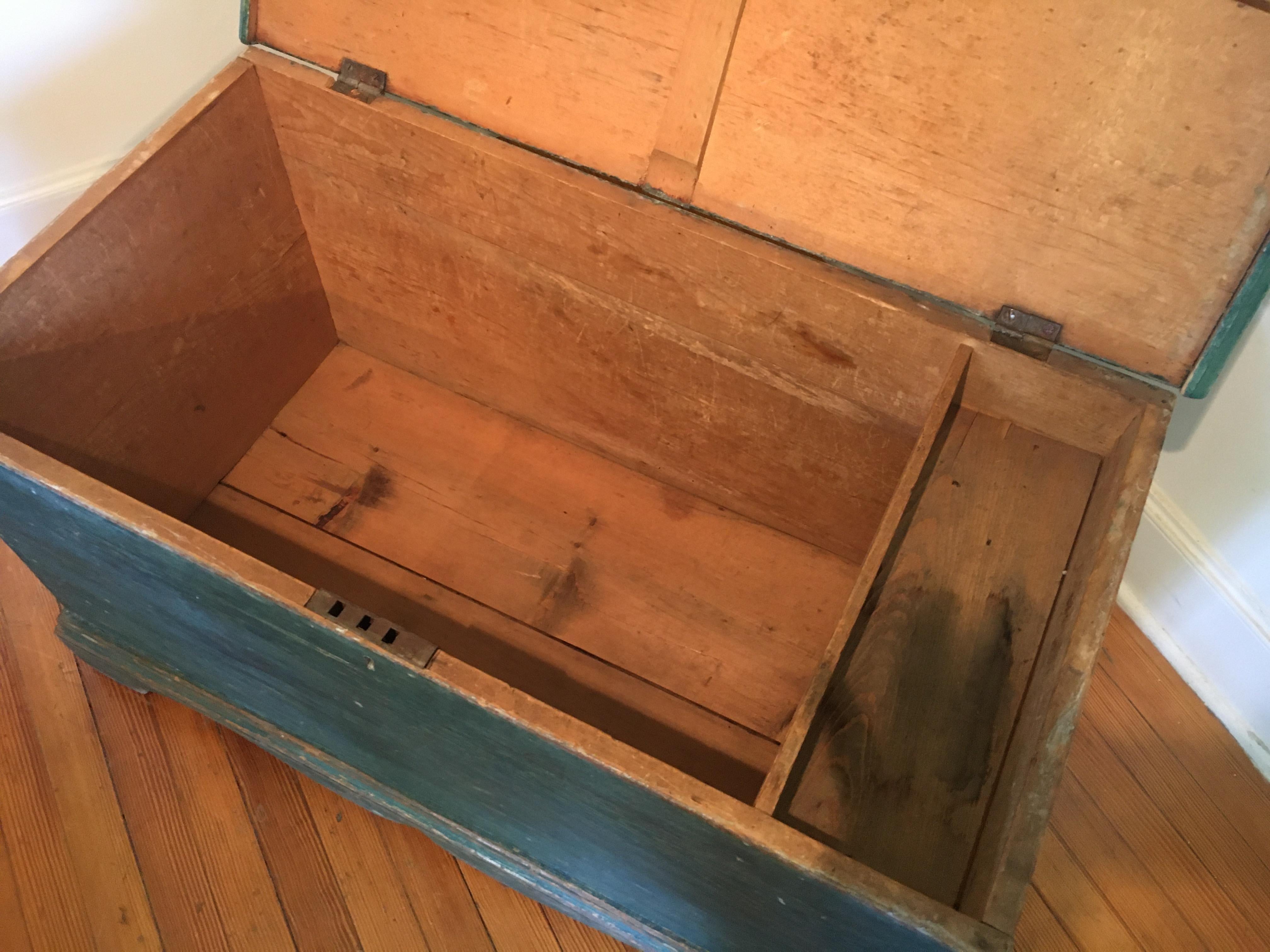 Canadian Blanket Box in Original Paint In Good Condition In Sheffield, MA