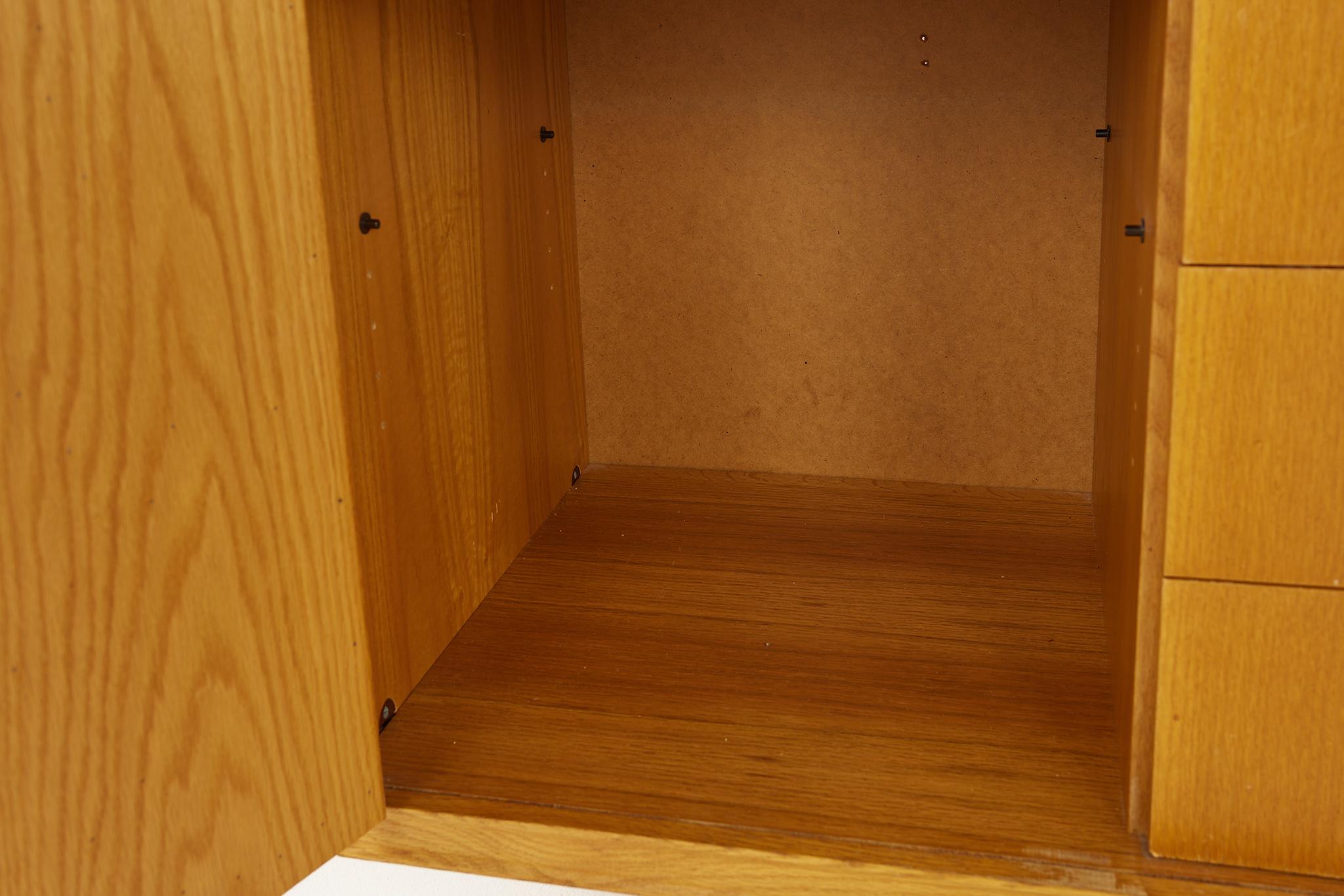 Crédence canadienne Brutalist Mid Century Sideboard Oak and Rosewood Credenza 3