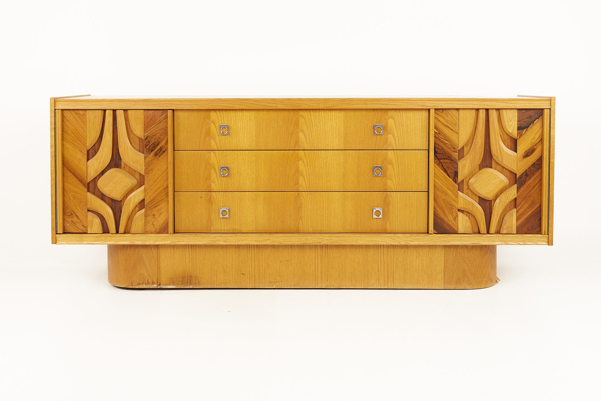 Crédence canadienne Brutalist mid century sideboard en chêne et palissandre

Cette crédence mesure : 74.5 de large x 20 de profond x 29 de haut

Tous les meubles peuvent être obtenus dans ce que nous appelons un état vintage restauré. Cela signifie