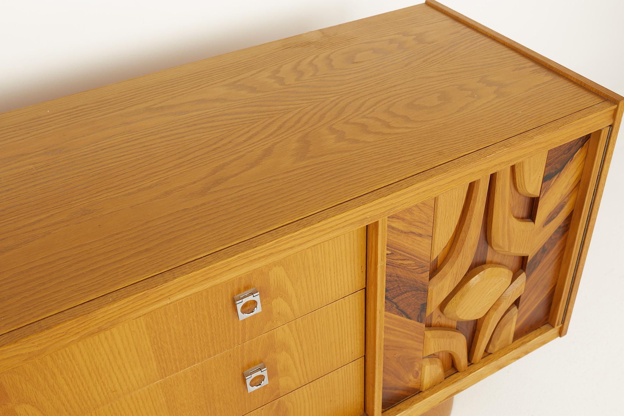 Fin du 20e siècle Crédence canadienne Brutalist Mid Century Sideboard Oak and Rosewood Credenza