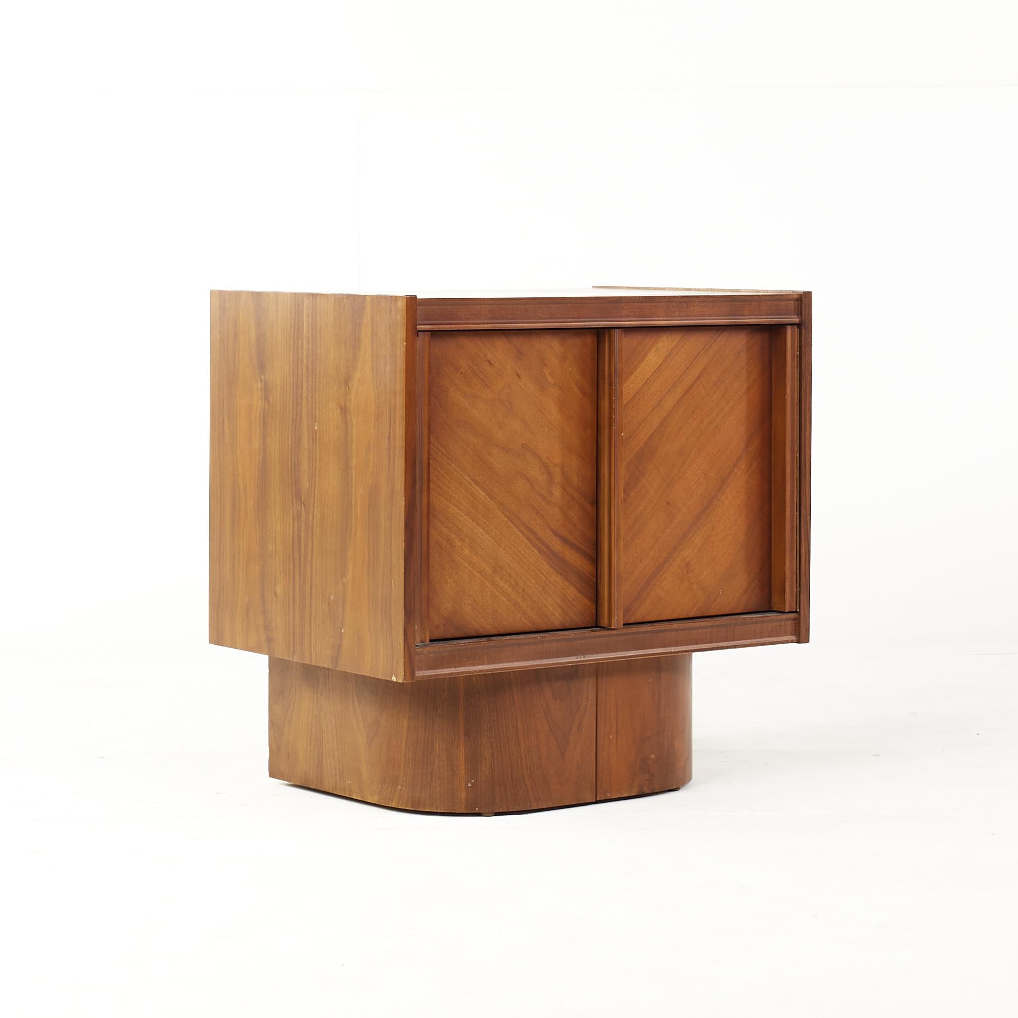 Canadian Brutalist Mid Century Walnut Nightstands, Pair In Good Condition In Countryside, IL