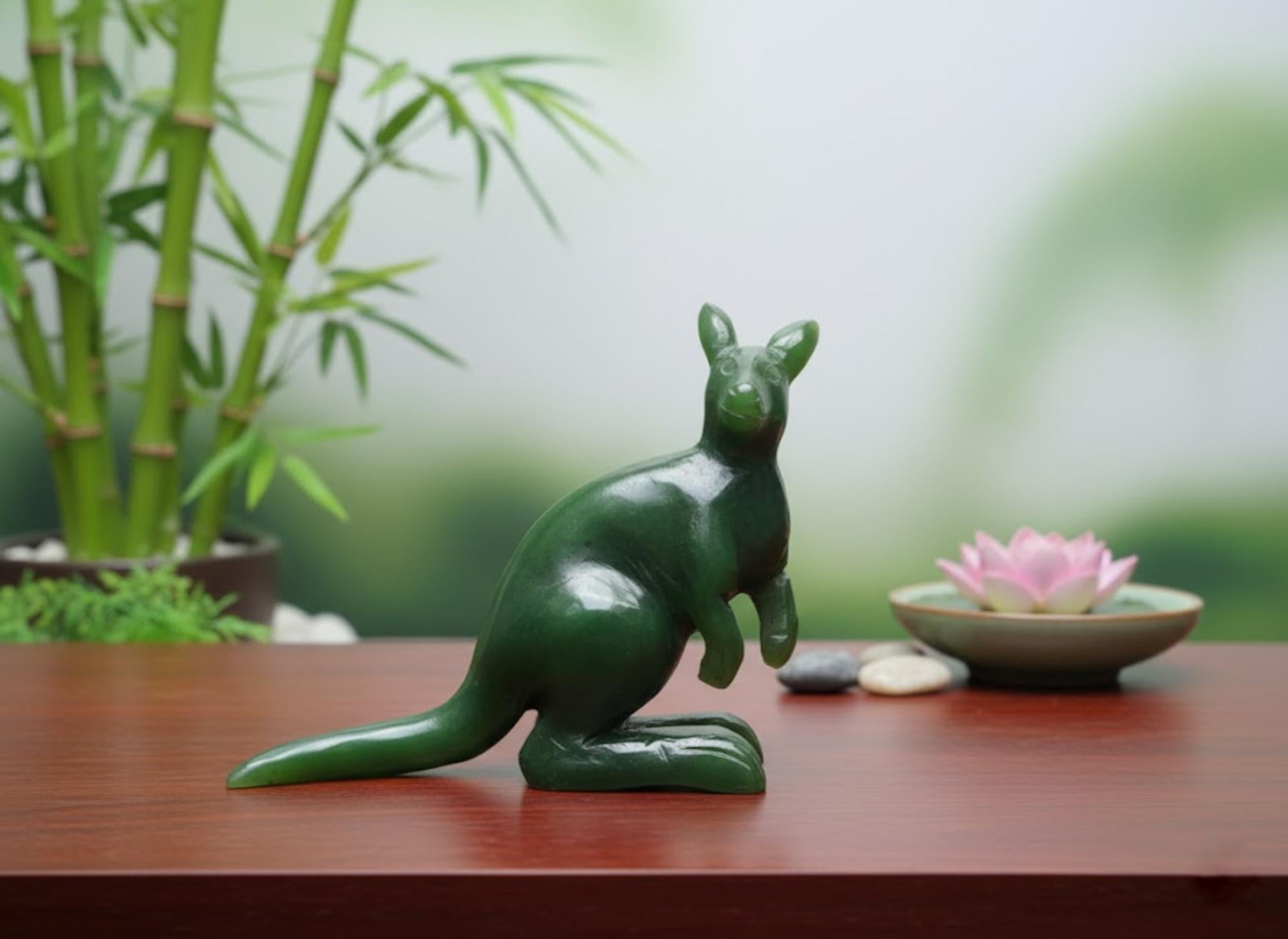 Figurina canadese di canguro australiano intagliato in nefrite in vendita 3