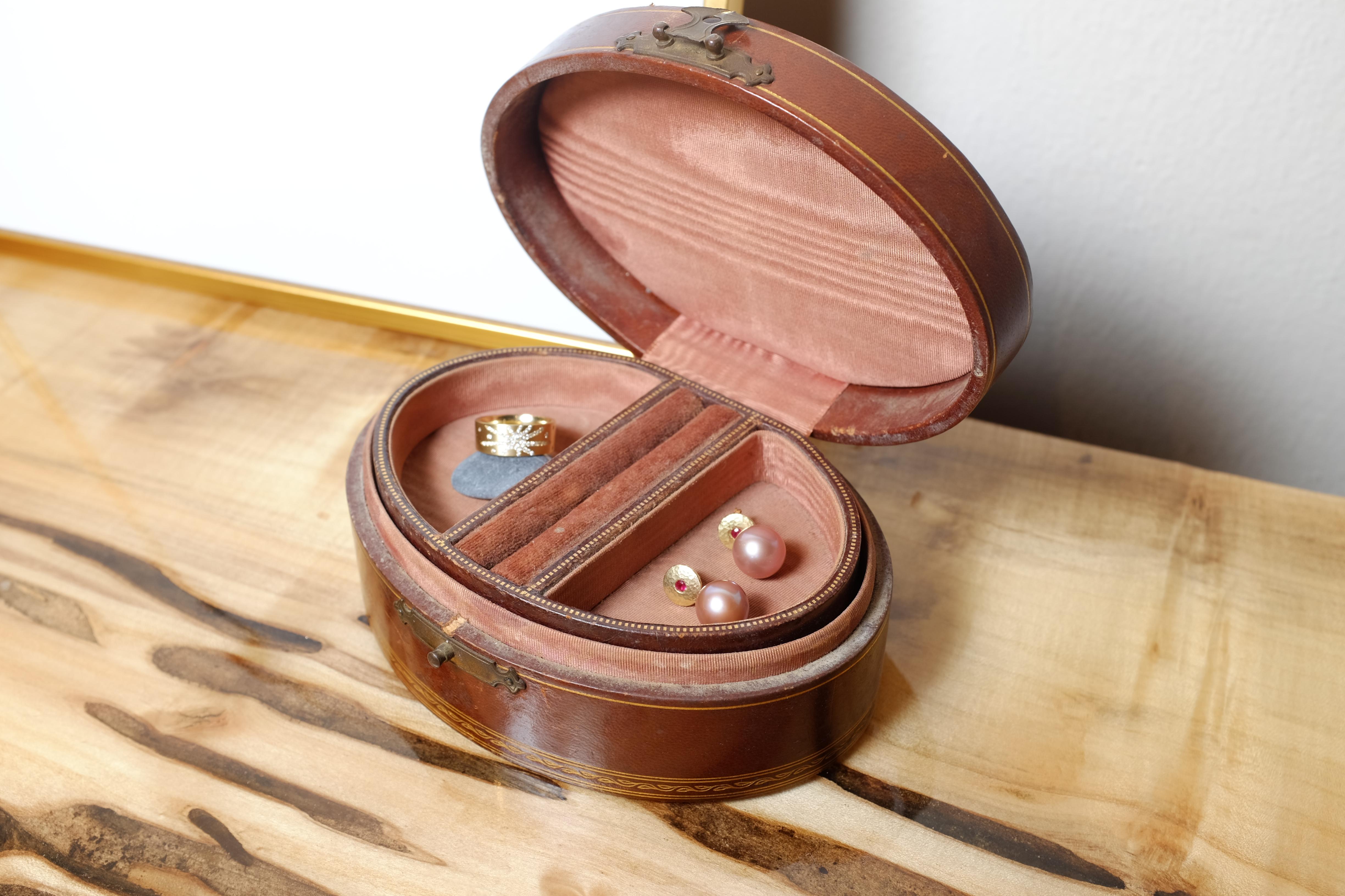 Canadian Diamond Micropavé Heavy 18 Karat Gold Wedding Ring In New Condition In Berkeley, CA