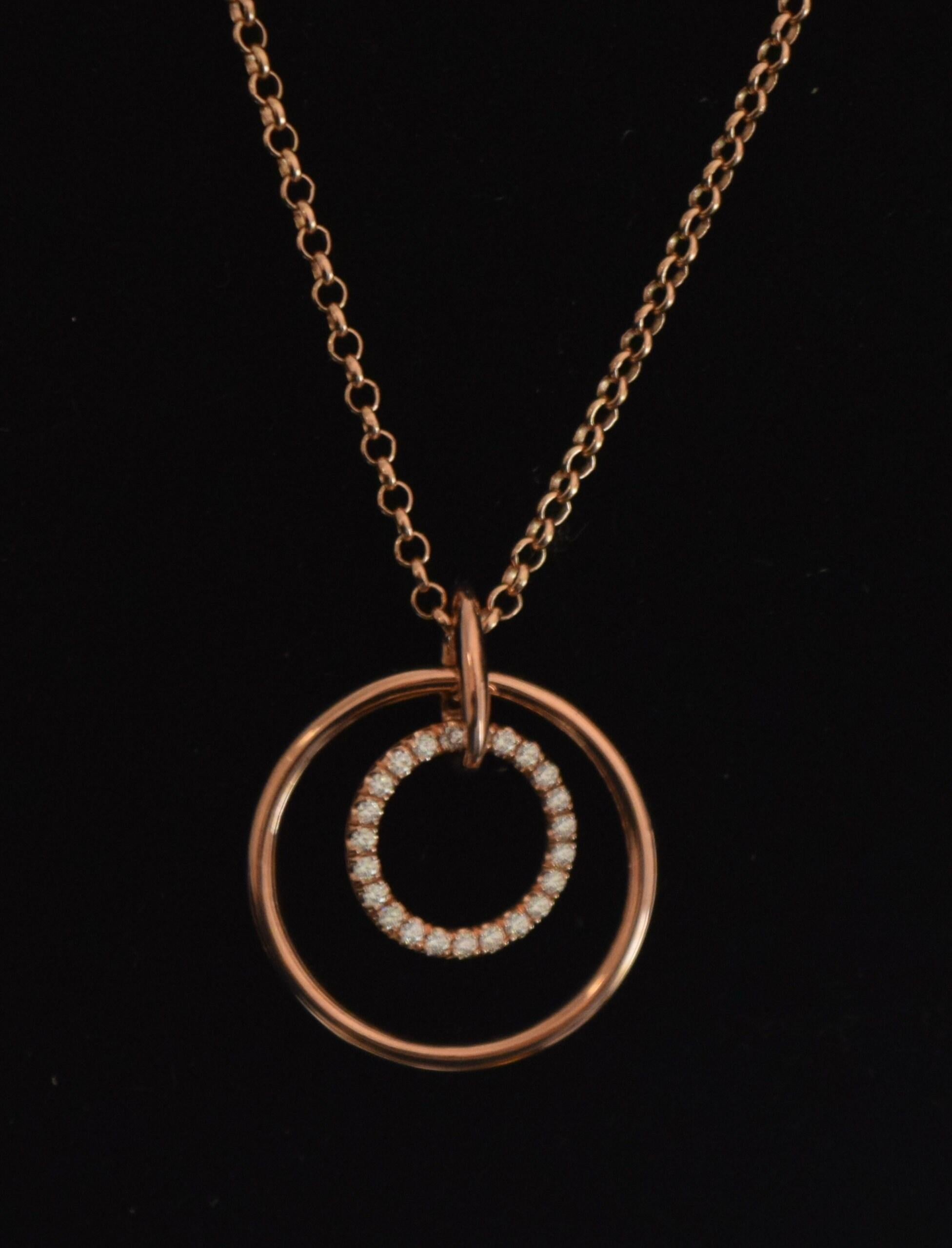 Stile: collana a cerchio
Lunghezza: 2 pollici di lunghezza e 1,50 pollici di larghezza. Il ciondolo/catena misura 22 pollici.
Metallo: Oro ROSA
Purezza del metallo: 14KT
Grammi: 4,00 grammi circa 
DIAMANTI:
Carati dei diamanti: 0,50ct
Taglio dei