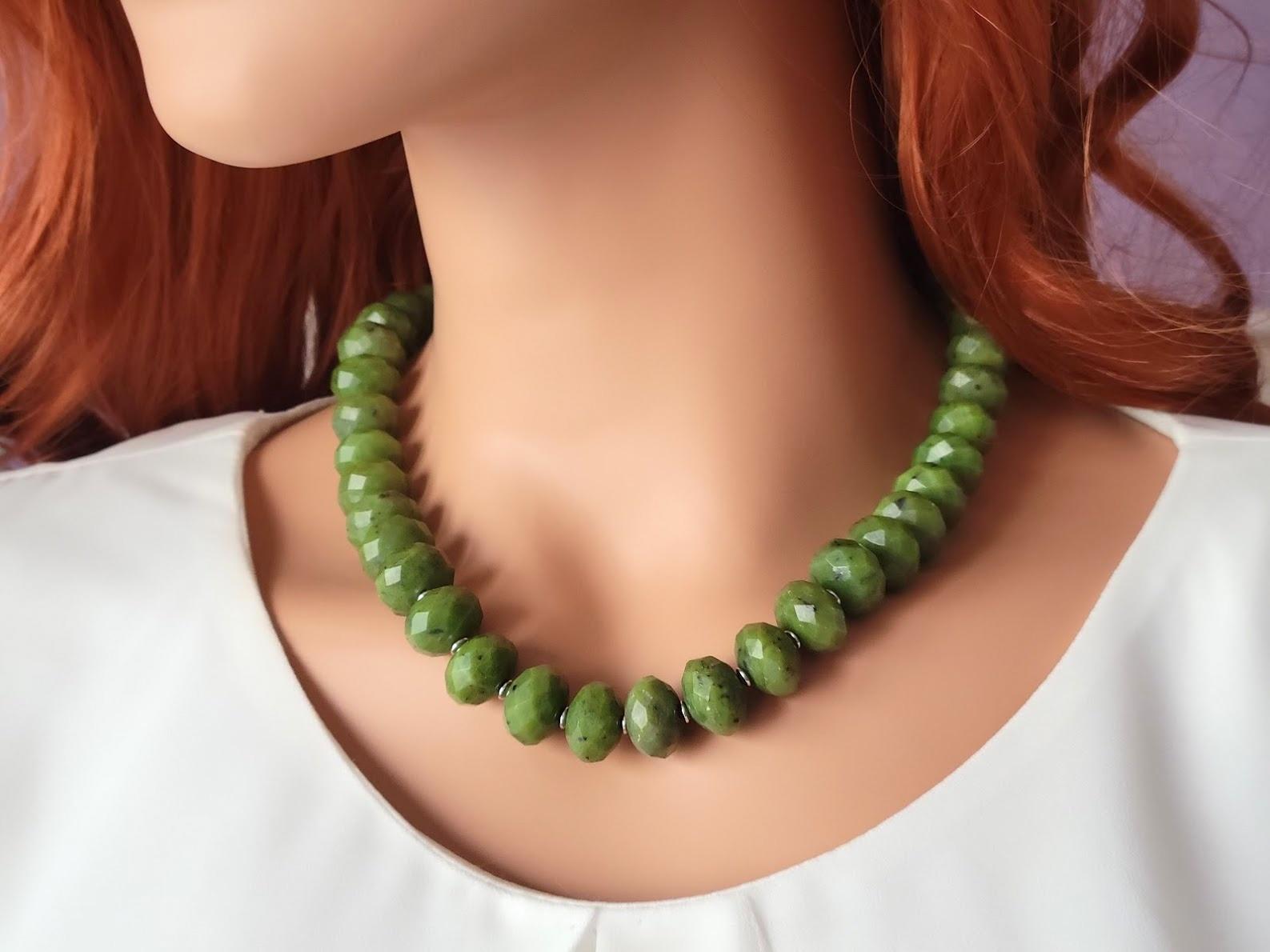 Die Länge der Halskette beträgt 19 Zoll (48 cm). Die Größe der facettierten Rondelle beträgt 15 mm. Die Nephritperlen sind von ausgezeichneter Qualität.
Nephrit-Perlen sind nicht lichtdurchlässig.
Die Farbe der Perlen ist ein schönes Grün. Der Glanz