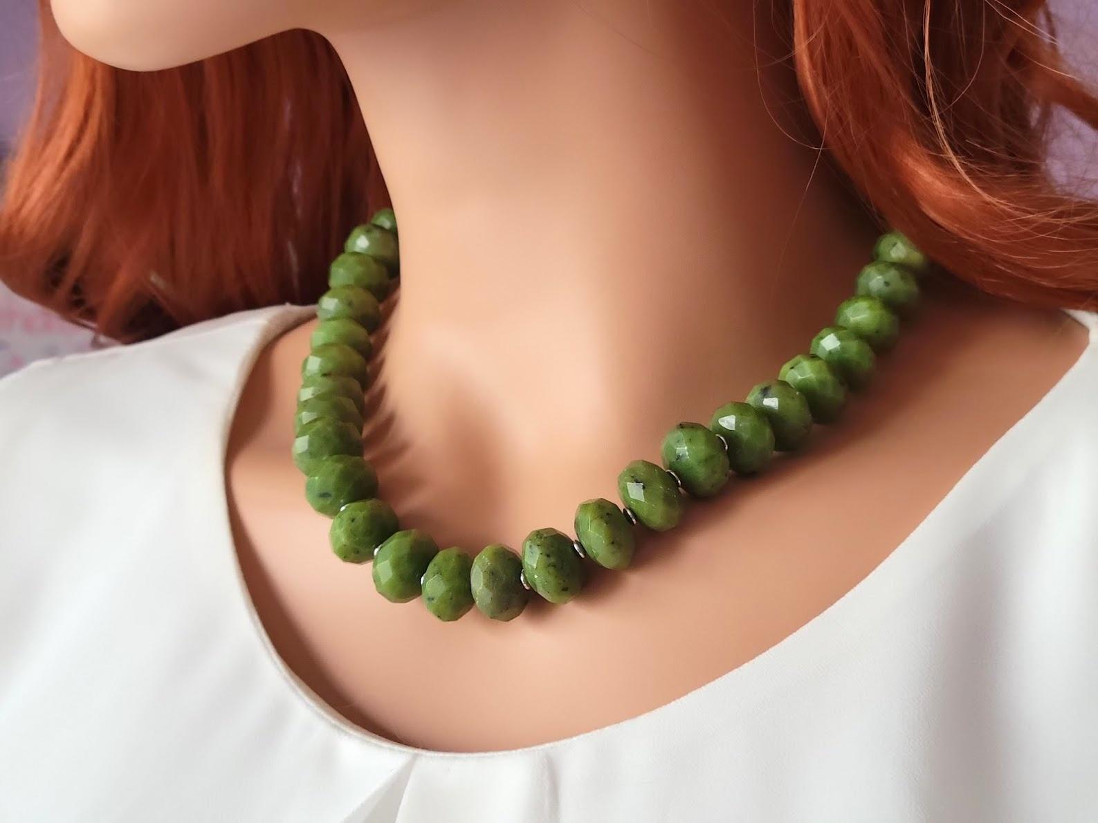 Kanadische Halskette aus grünem Nephrit-Jade (Art nouveau) im Angebot