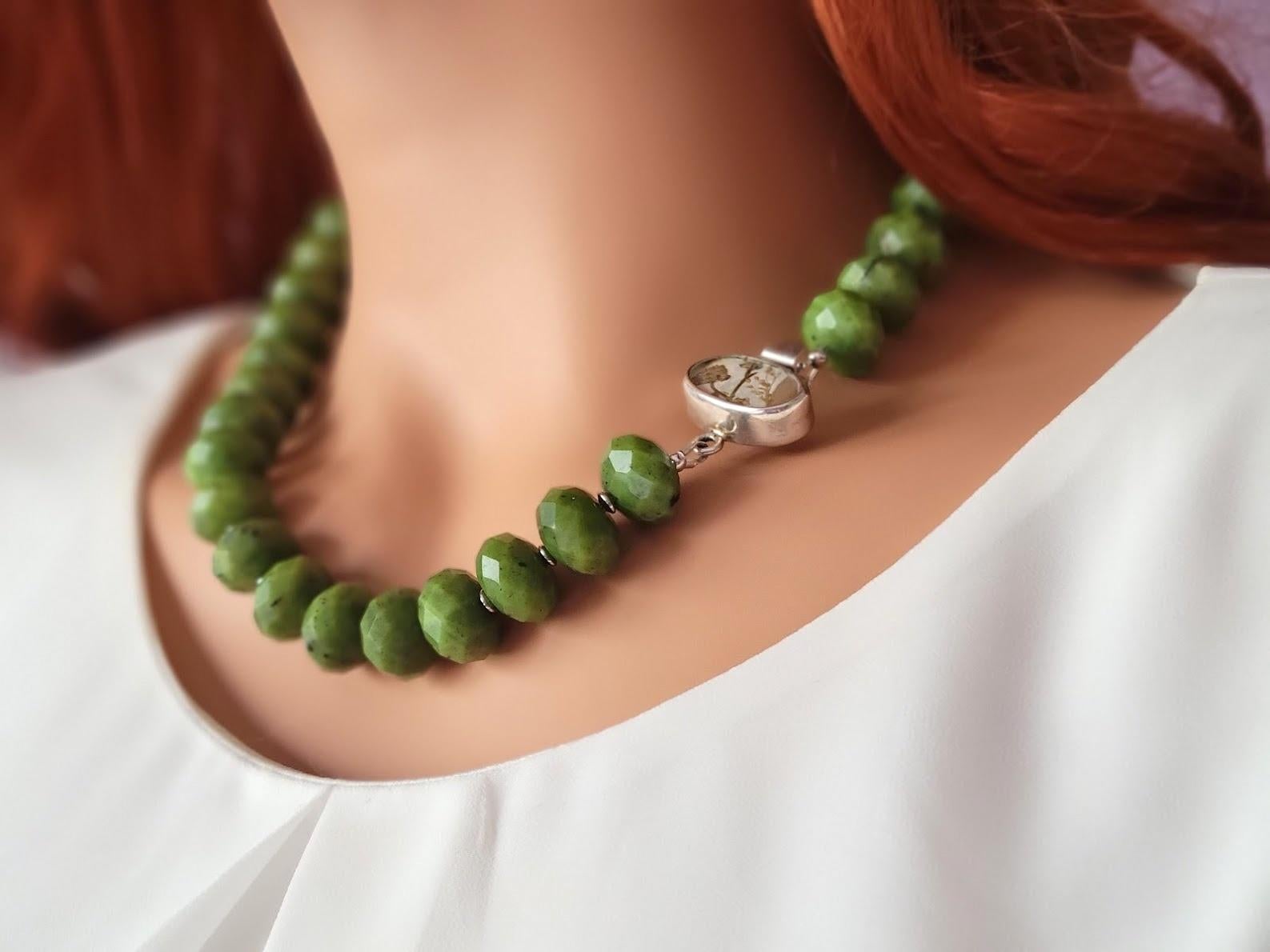 Canadian Green Nephrite Jade Necklace In New Condition For Sale In Chesterland, OH
