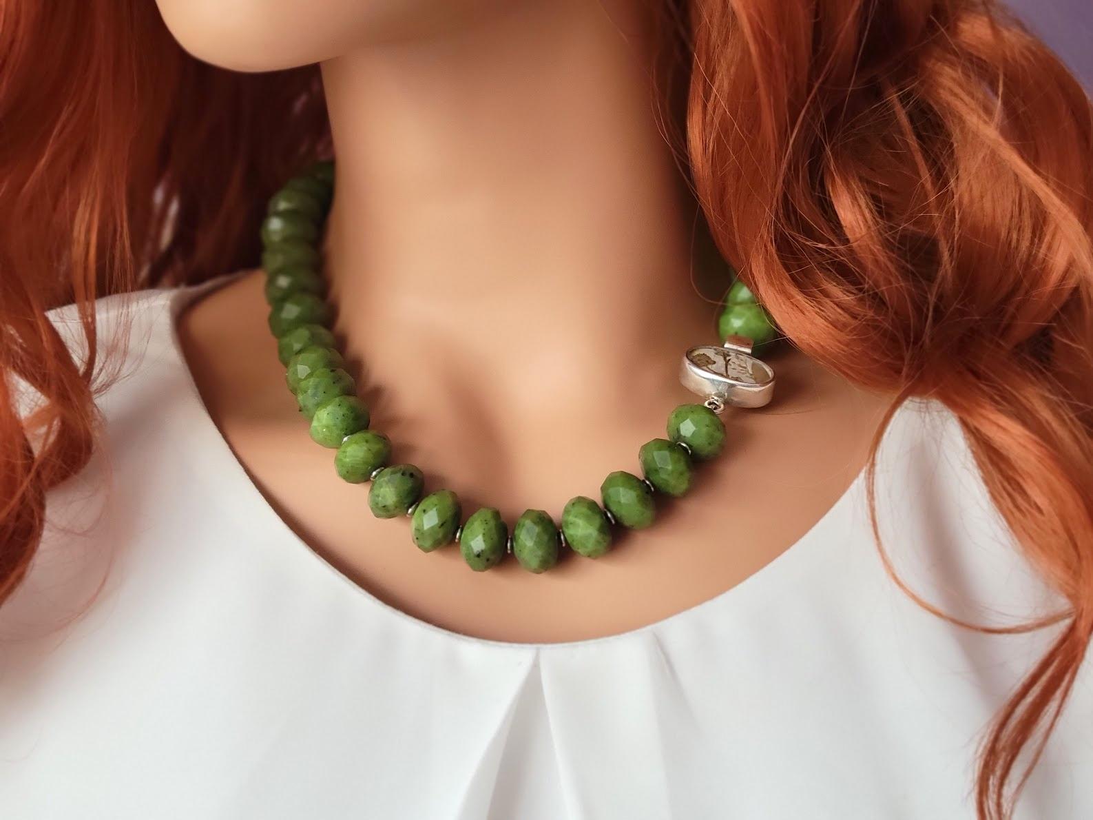 Kanadische Halskette aus grünem Nephrit-Jade Damen im Angebot