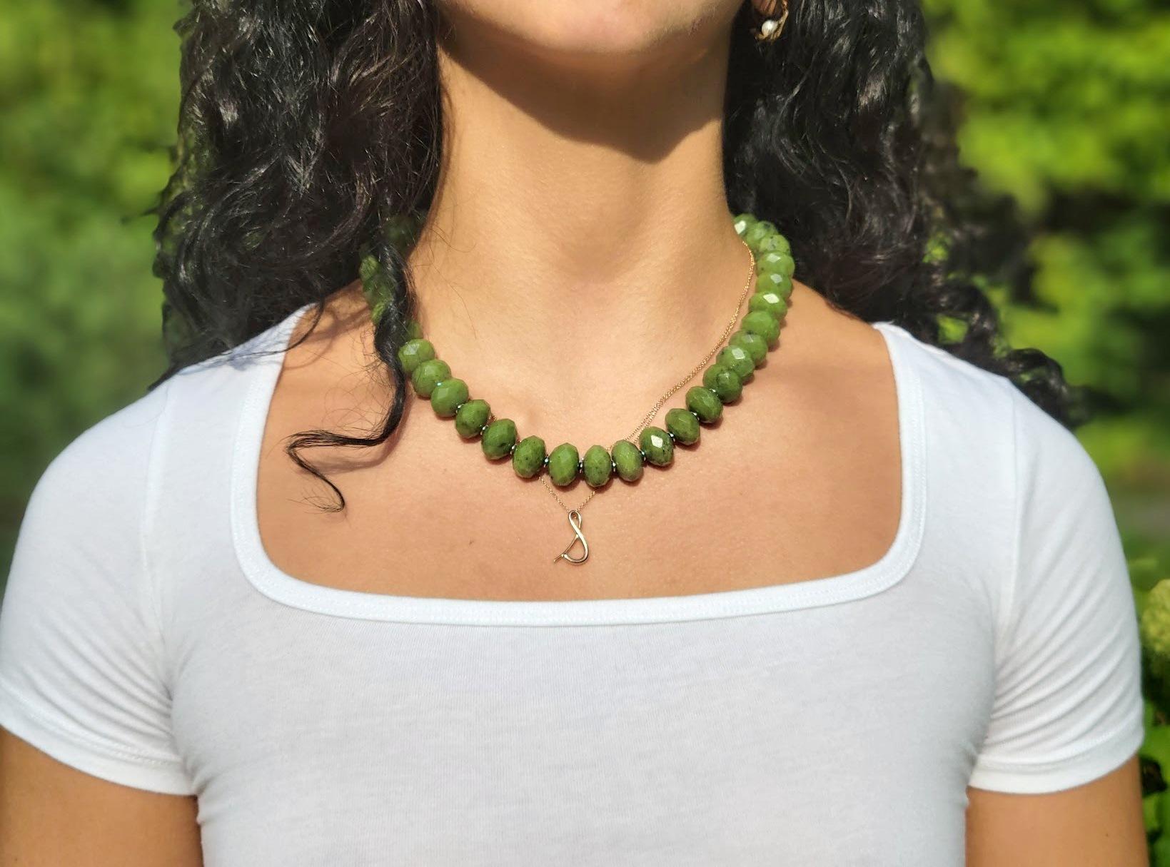 La lunghezza della collana è di 19 pollici (48 cm). La dimensione delle perline rondelle sfaccettate è di 15 mm. Le perle di nefrite sono di ottima qualità.
Le perle di nefrite non sono traslucide. La nefrite viene estratta nelle miniere di nefrite