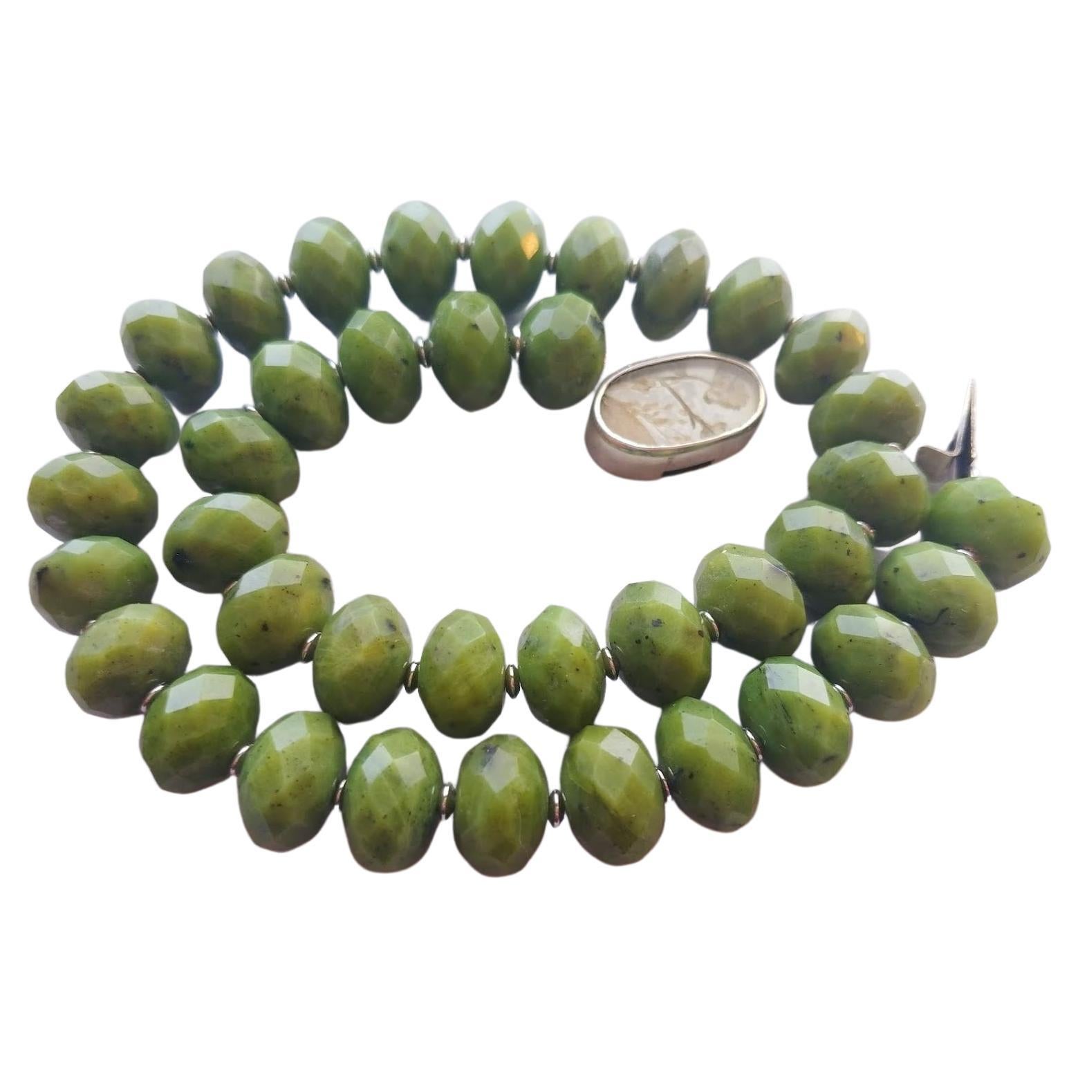 Kanadische Halskette aus grünem Nephrit-Jade im Angebot