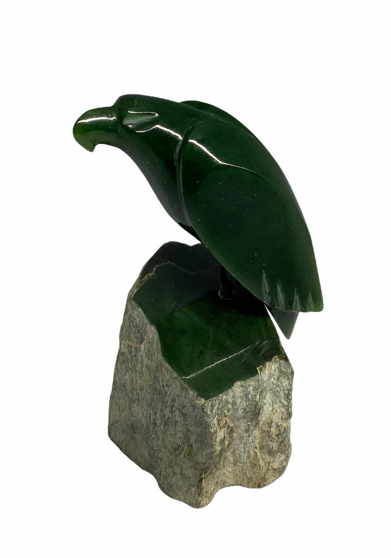 Canadian Jade Carved Sculpture of a Raven In Good Condition In Guaynabo, PR