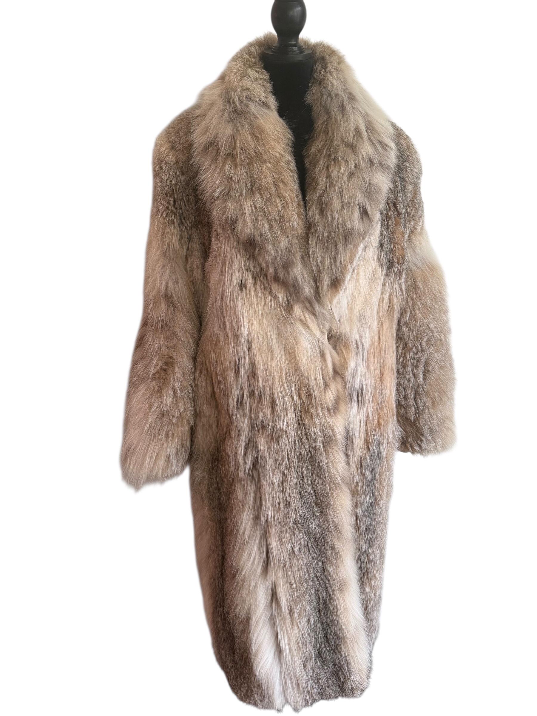 
Collo sartoriale, maniche dritte, pelli morbide, bella pelliccia fresca, ganci tedeschi europei per la chiusura, tasche a fessura, pelli grandi e piene in condizioni pari al nuovo.

Condizione: eccellente 

Chiusura: ganci e occhielli

Materiale: