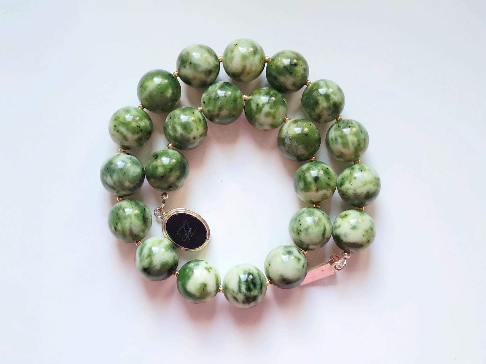 Women's Canadian Nephrite Jade Necklace For Sale