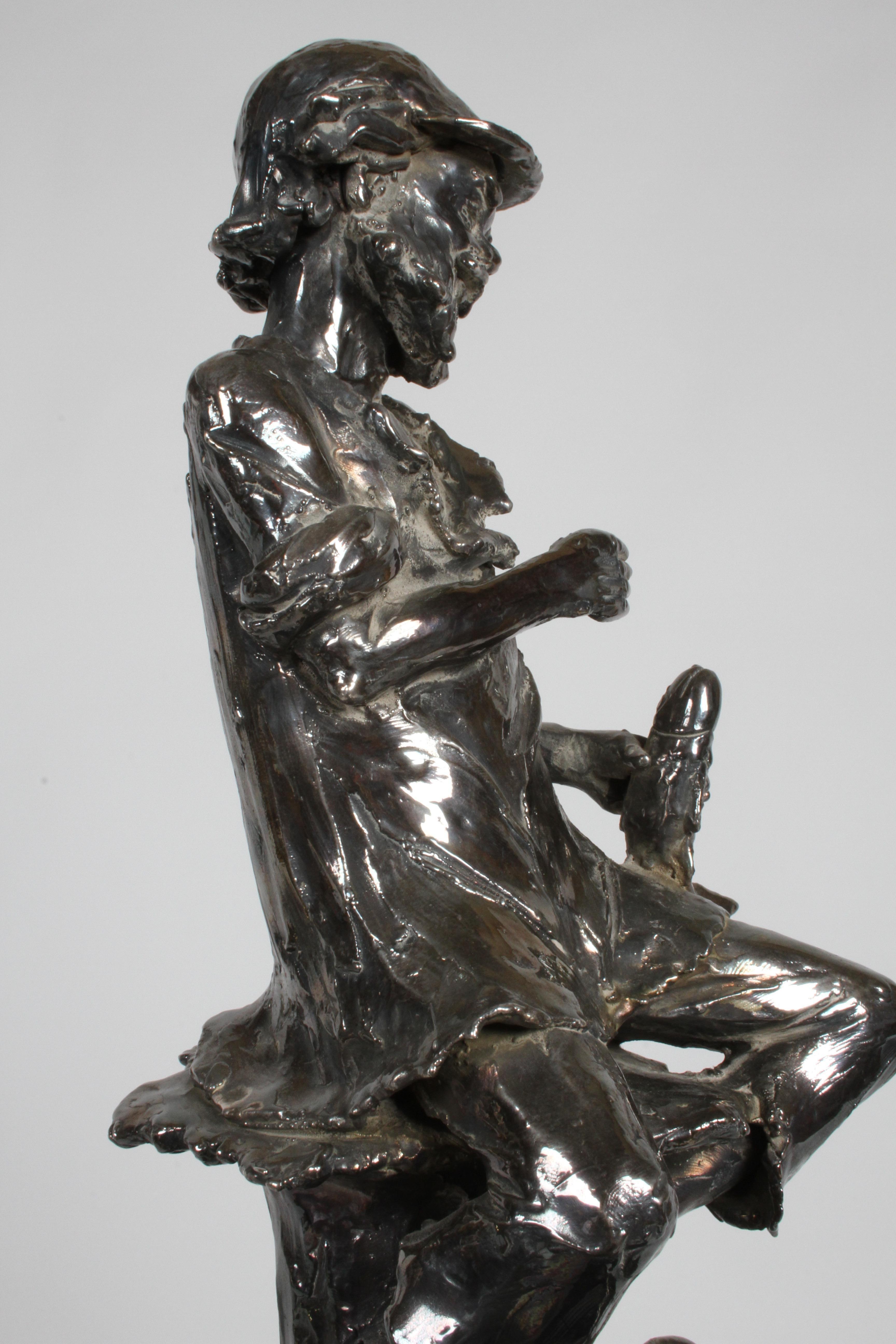 Scultrice canadese Alice Winant, scultura in argento di un pescatore su base in Wood in vendita 11