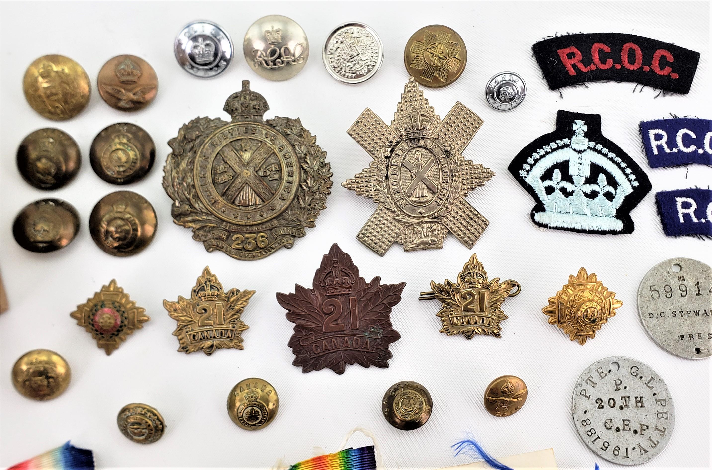 Art déco Groupement de boutons, d'insignes et de médailles d'uniforme de soldat du 21e régiment canadien de la Première Guerre mondiale en vente