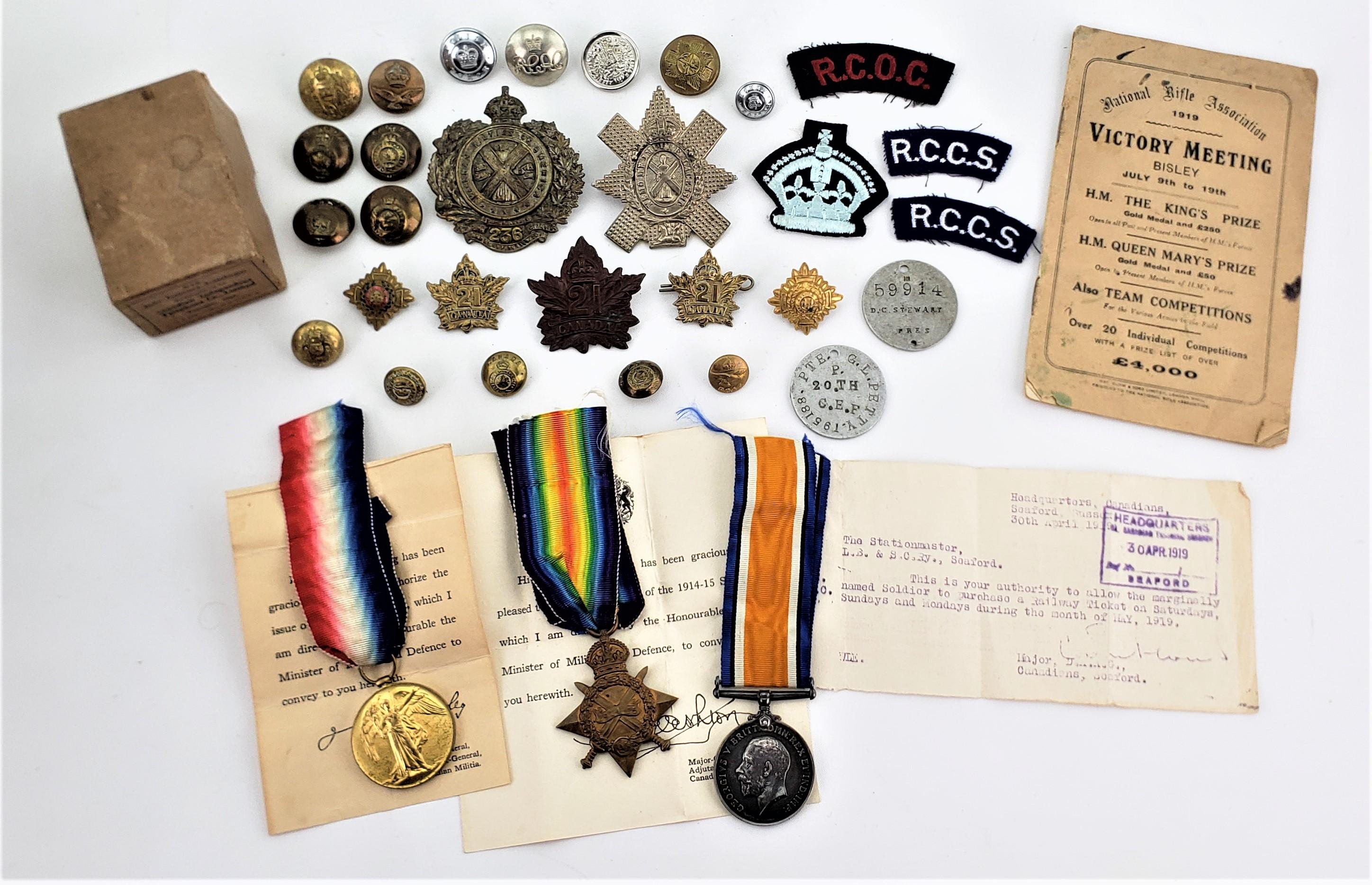 Fait à la machine Groupement de boutons, d'insignes et de médailles d'uniforme de soldat du 21e régiment canadien de la Première Guerre mondiale en vente