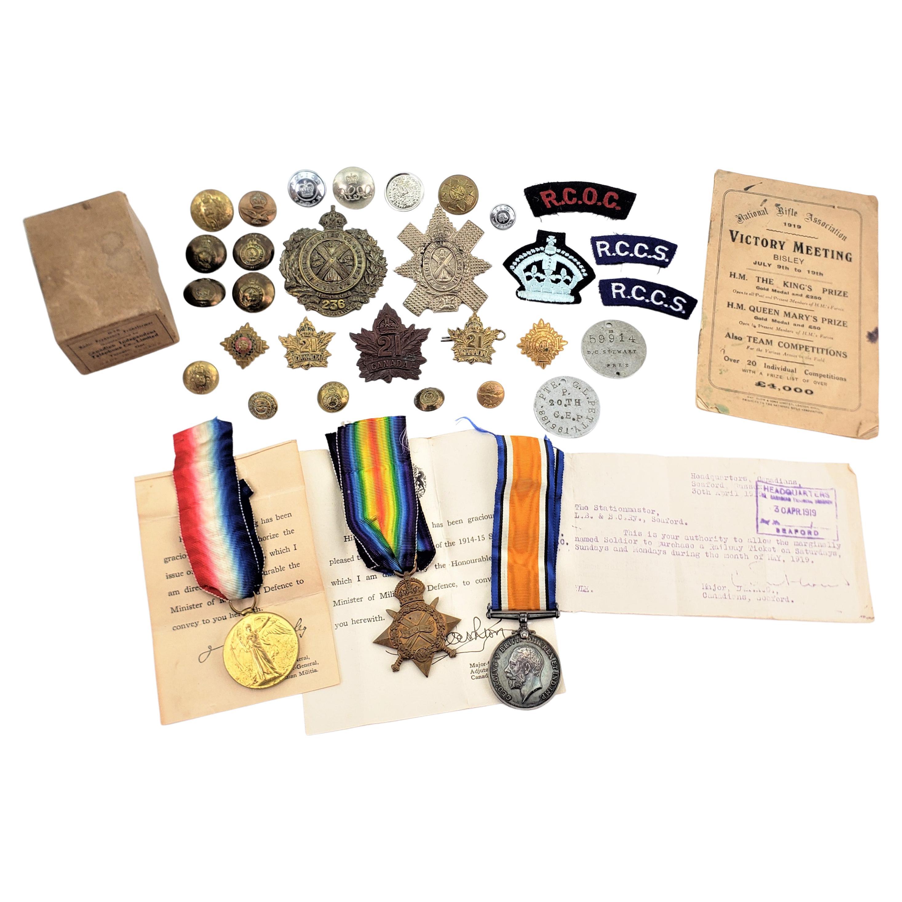 Groupement de boutons, d'insignes et de médailles d'uniforme de soldat du 21e régiment canadien de la Première Guerre mondiale