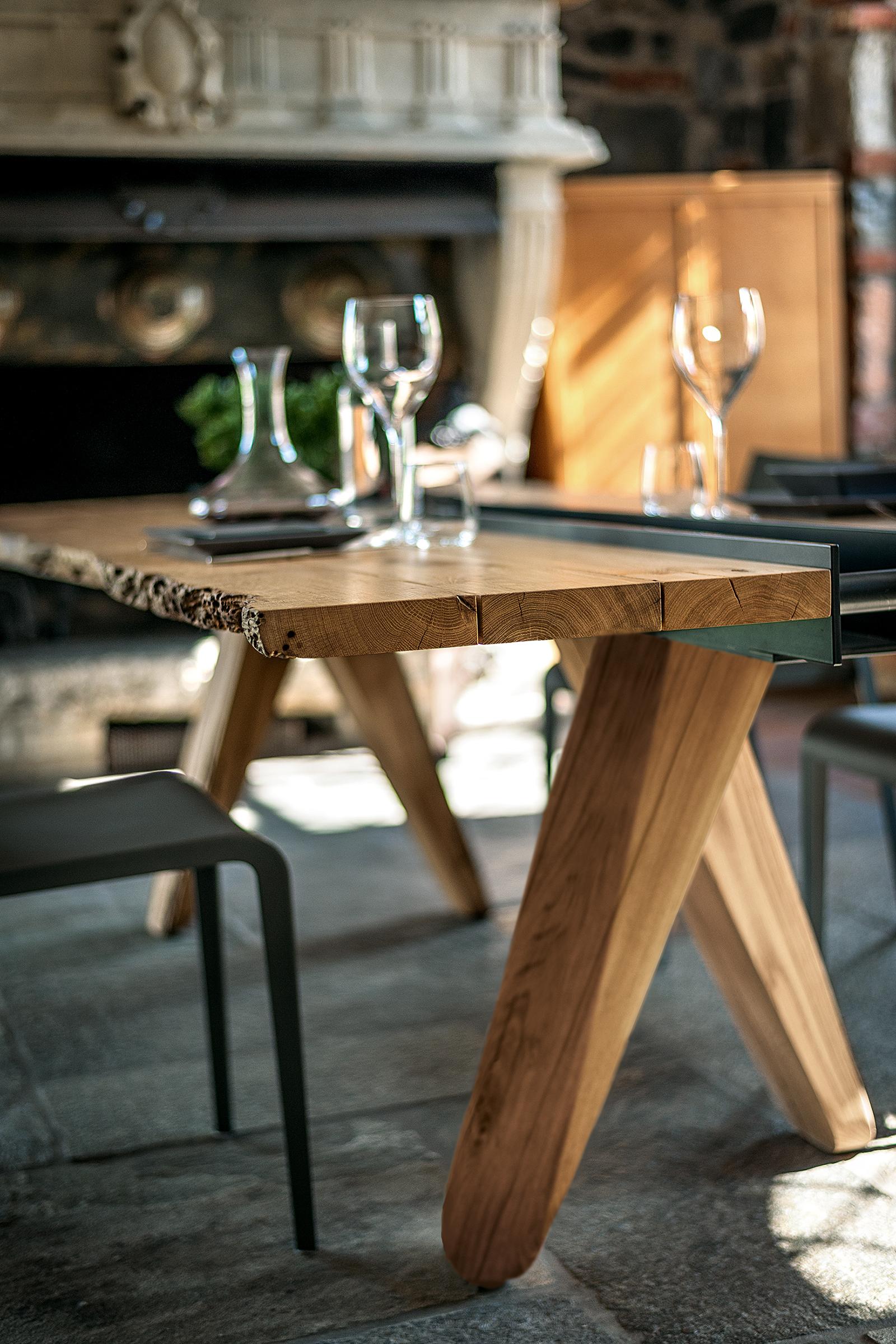 La table Canal Briccola de Riva 1920 est un mélange magistral d'histoire, de durabilité et de design. L'utilisation de bois de Briccola récupéré permet non seulement de préserver un élément du patrimoine vénitien, mais aussi de mettre en valeur la
