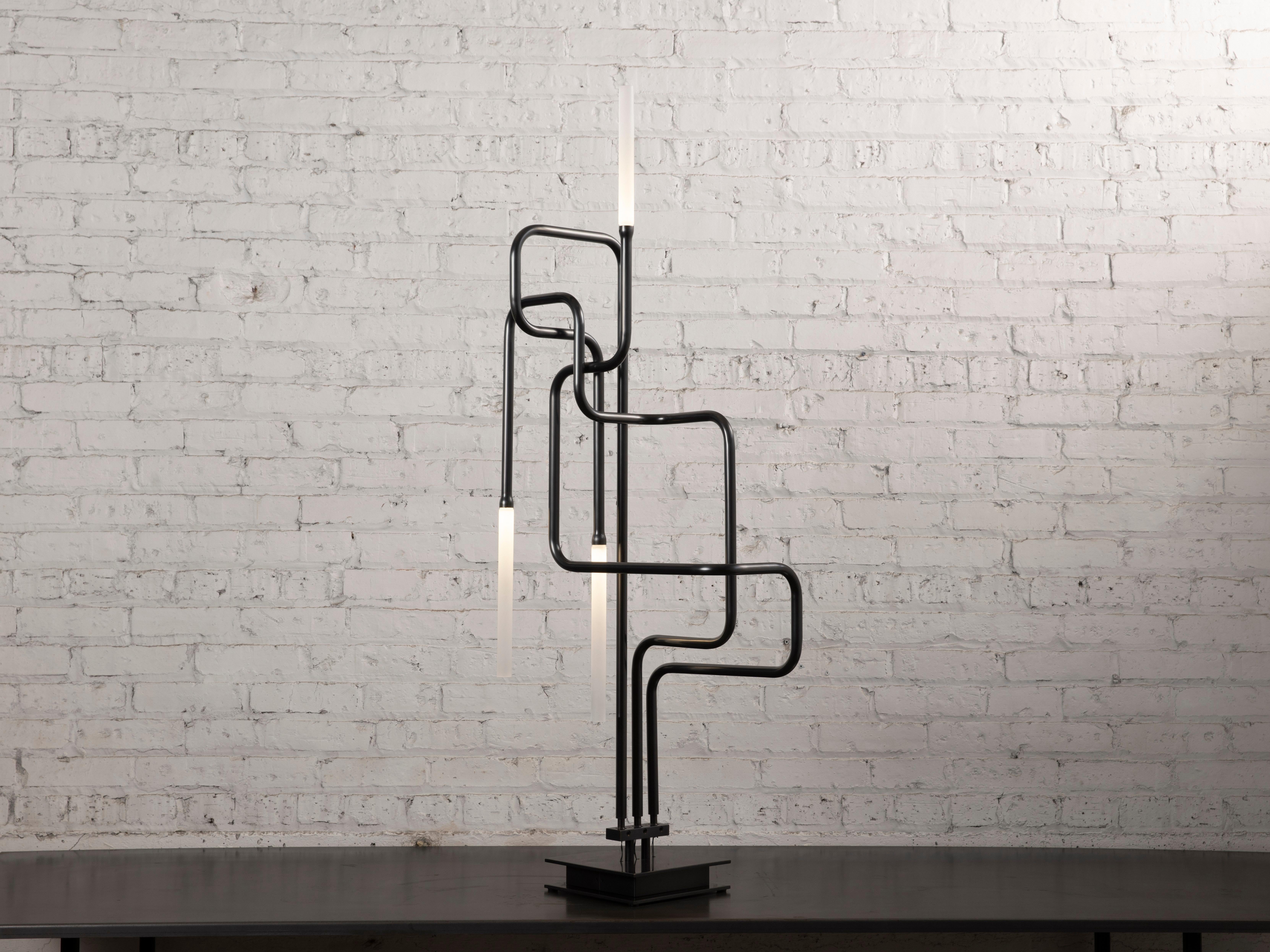 Canal Tischleuchte von Gentner Design
Abmessungen: T 33 x B 50,8 x H 137 cm
MATERIALIEN: abgedunkeltes Messing

Alle unsere Lampen können je nach Land verkabelt werden. Wenn es in die USA verkauft wird, wird es zum Beispiel für die USA