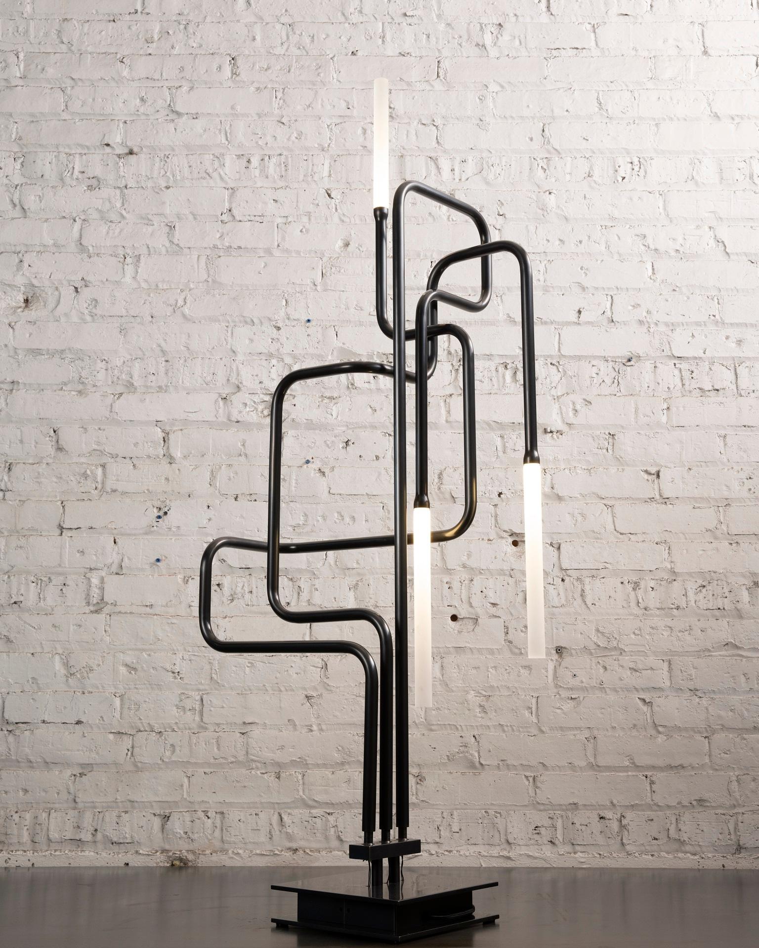 Canal-Tischlampe, handgefertigt in Chicago, entworfen von Christopher Gentner (Messing) im Angebot