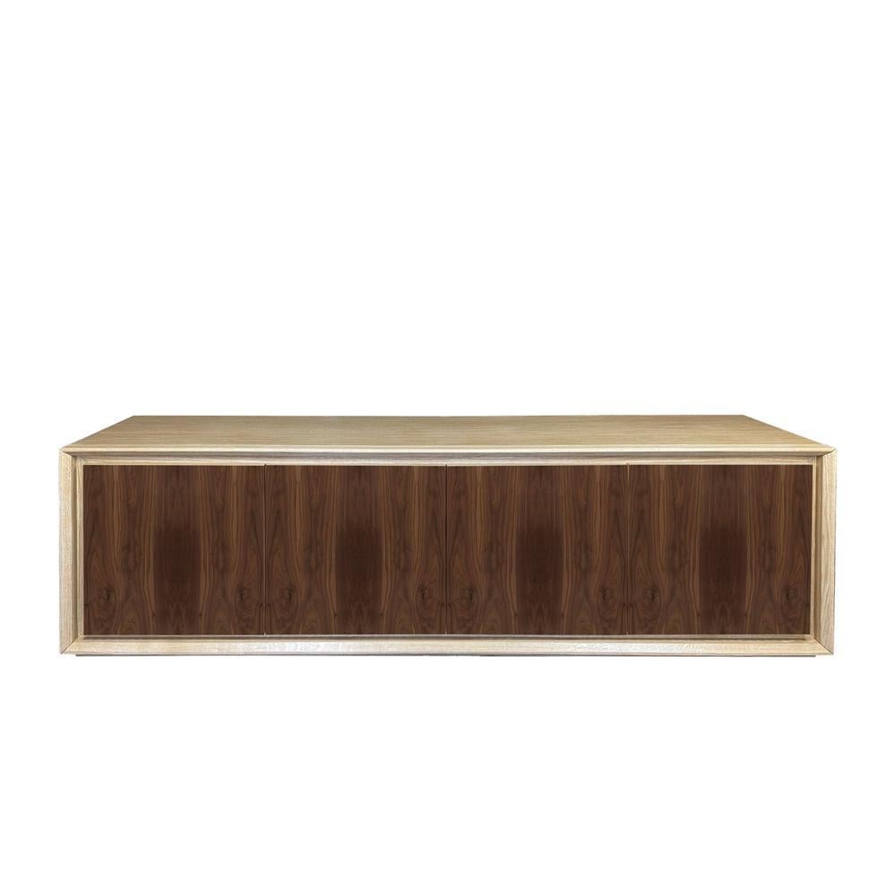Dieses exquisite Sideboard aus Hartholz und dunklem Walnussholz wurde von Mascia Meccani entworfen, der die natürliche Maserung des Holzes für sich sprechen ließ. Die beiden Holzarten stehen in einem schönen Kontrast zueinander und verstärken das