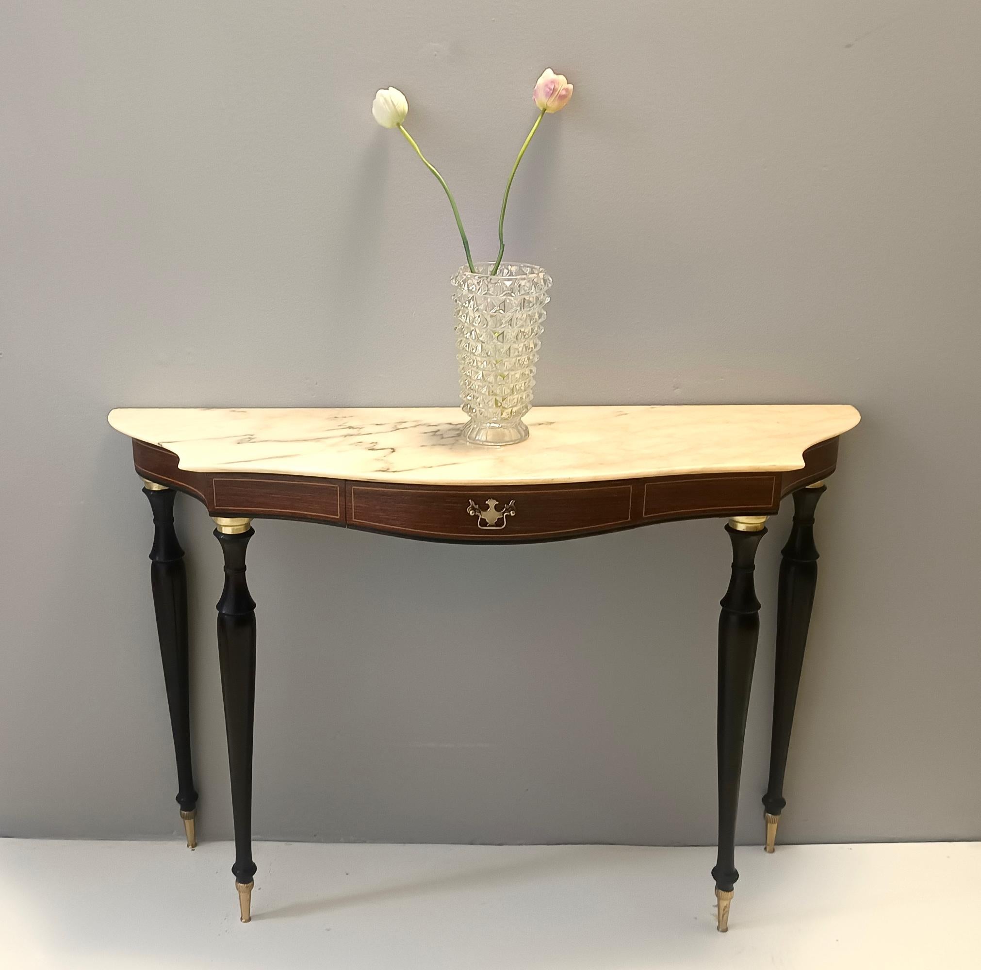 Hergestellt in Italien, 1950er Jahre. 
Das Design dieses Stücks stammt von Paolo Buffa.
Er besteht aus ebonisiertem Canaletto-Nussbaum und Buche, Messing und einer Platte aus portugiesischem rosa Marmor.
Diese seltene und sehr elegante Konsole kann