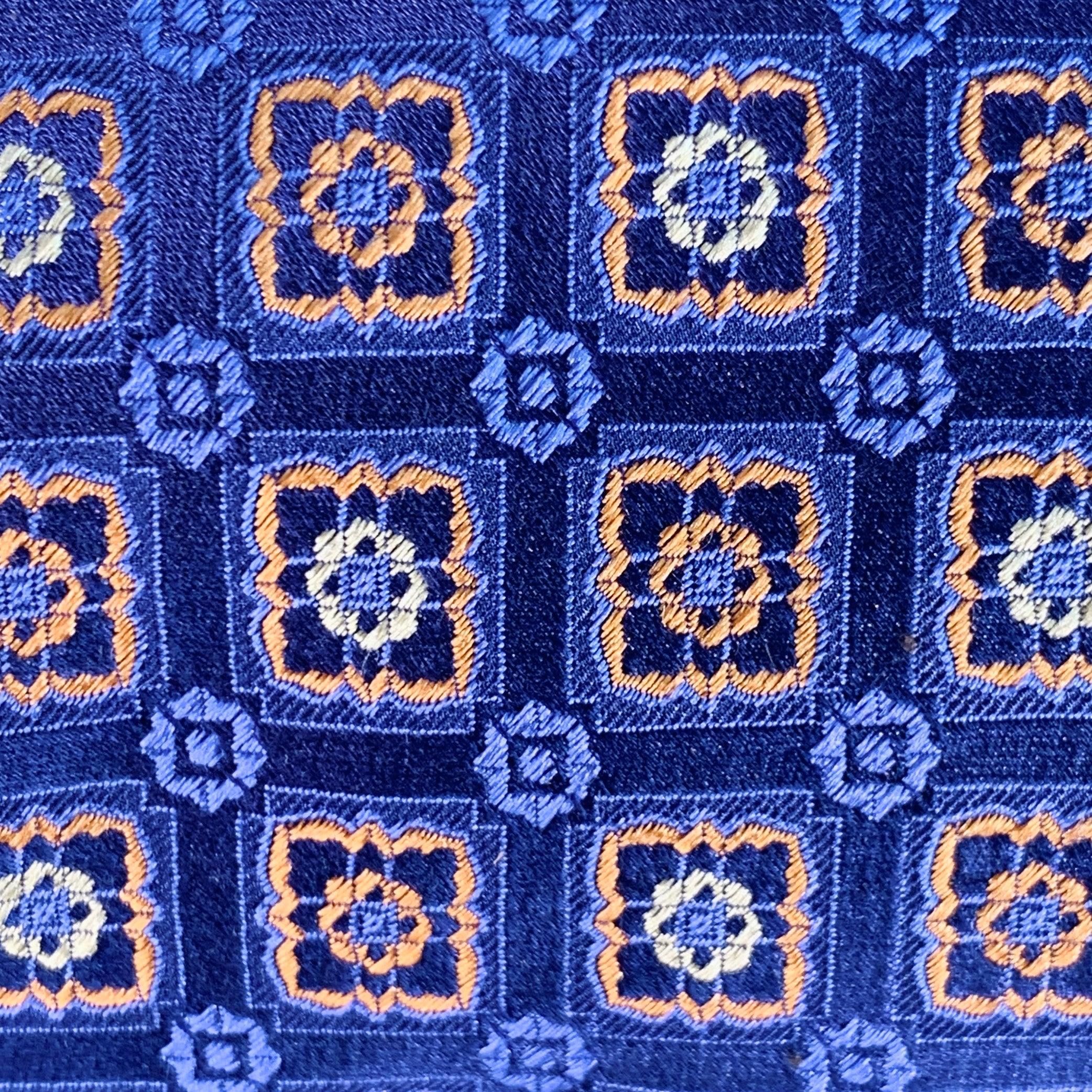 CANALI
Corbata de seda azul marino y naranja con motivos florales abstractos. Fabricado en Italia.Excelente estado de conservación. 

Medidas: 
  Anchura: 3,5 pulgadas Longitud: 61 pulgadas 
  
  
 
Referencia Sui Generis: 140693
Categoría