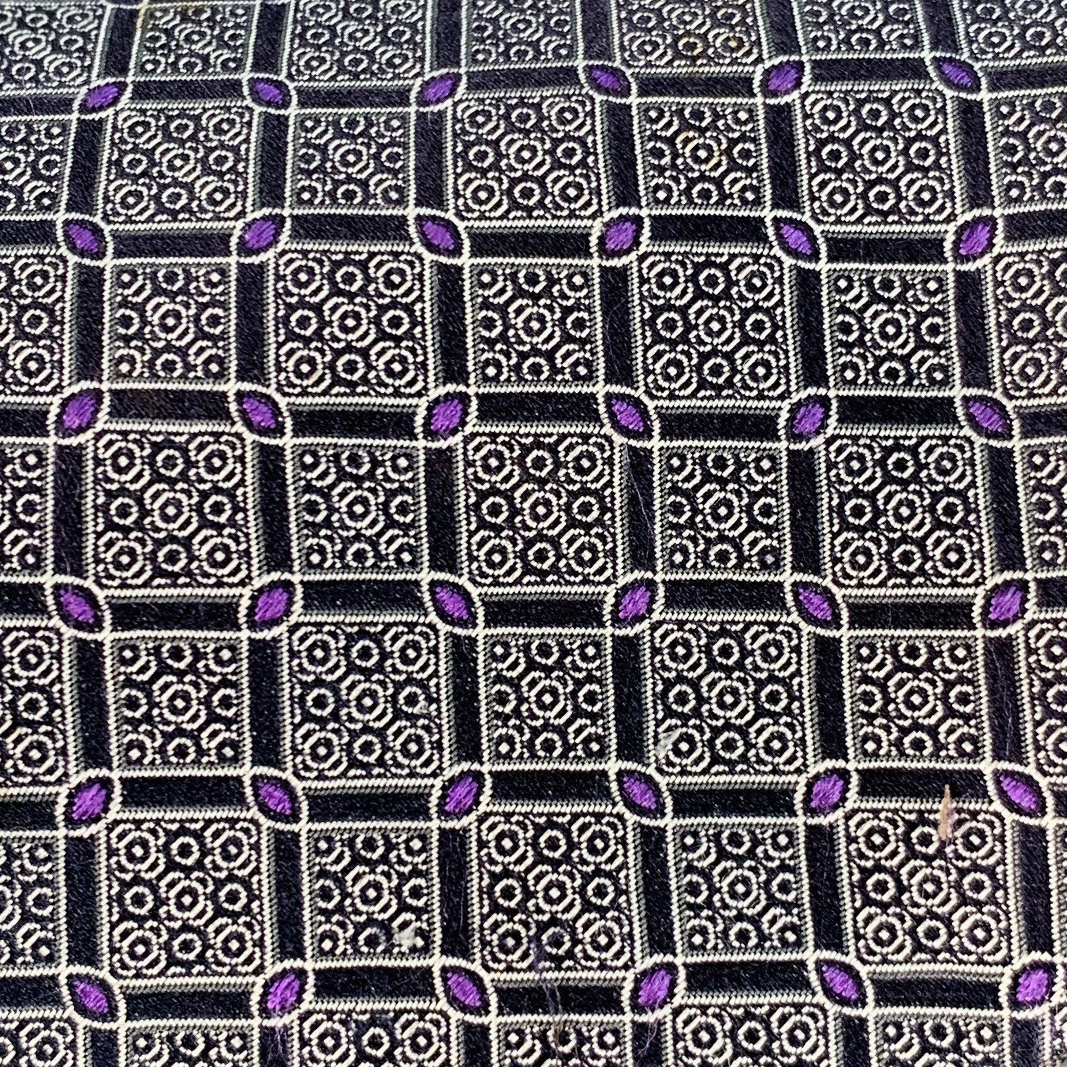 CANALI
cravatta in seta jacquard nera e viola con motivo a scacchi. Made in Italy.Ottime condizioni di usato. Larghezza: 3,25 pollici Lunghezza: 61 pollici 
  
  
 
Riferimento Sui Generis: 141014
Categoria: Cravatta
Ulteriori dettagli
   