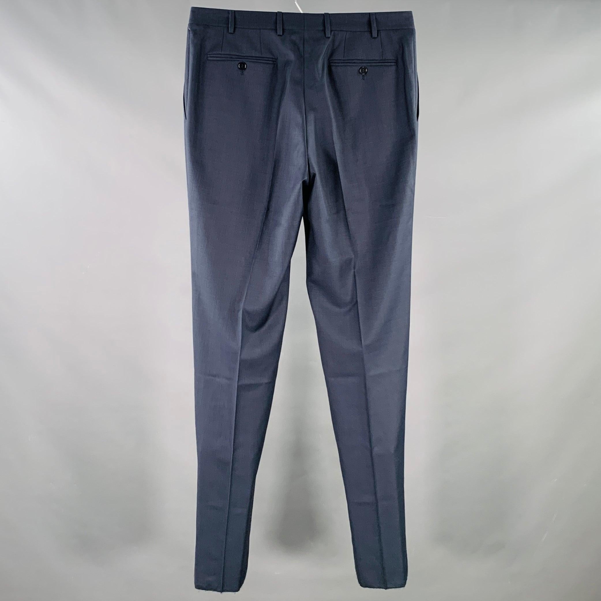 Pantaloni eleganti Canali
in lana blu, stile flat front, gamba affusolata e chiusura con zip. L'orlo non è stato rifinito per poterlo adattare alla tua vestibilità perfetta.
Made in Italy.Nuovo senza etichette. 

Contrassegnato:   IT 50 

Misure: 
 