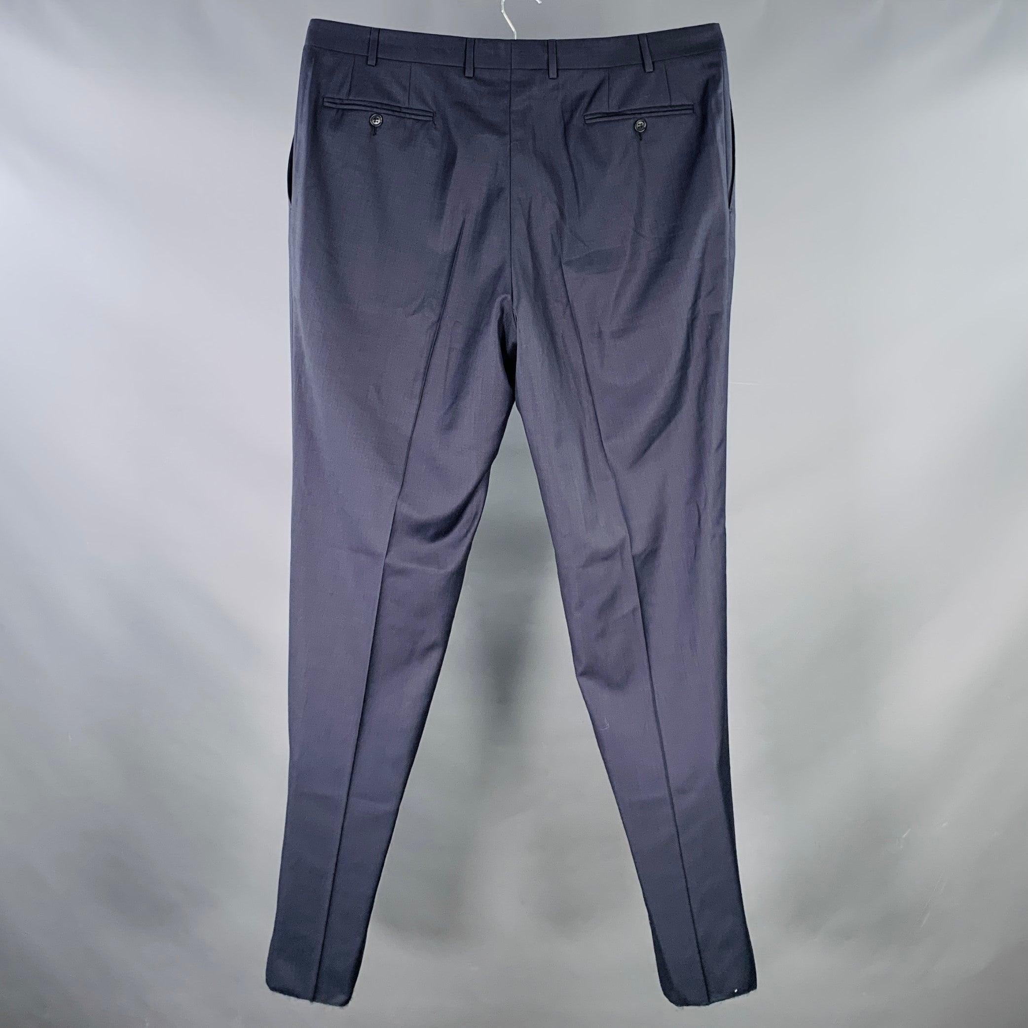 Pantaloni eleganti Canali
in tessuto di lana blu, stile flat front, gamba affusolata e chiusura con zip. Prodotto in Italia. L'orlo è stato lasciato incompiuto per poterlo adattare alla tua vestibilità perfetta.Nuovo senza etichette.