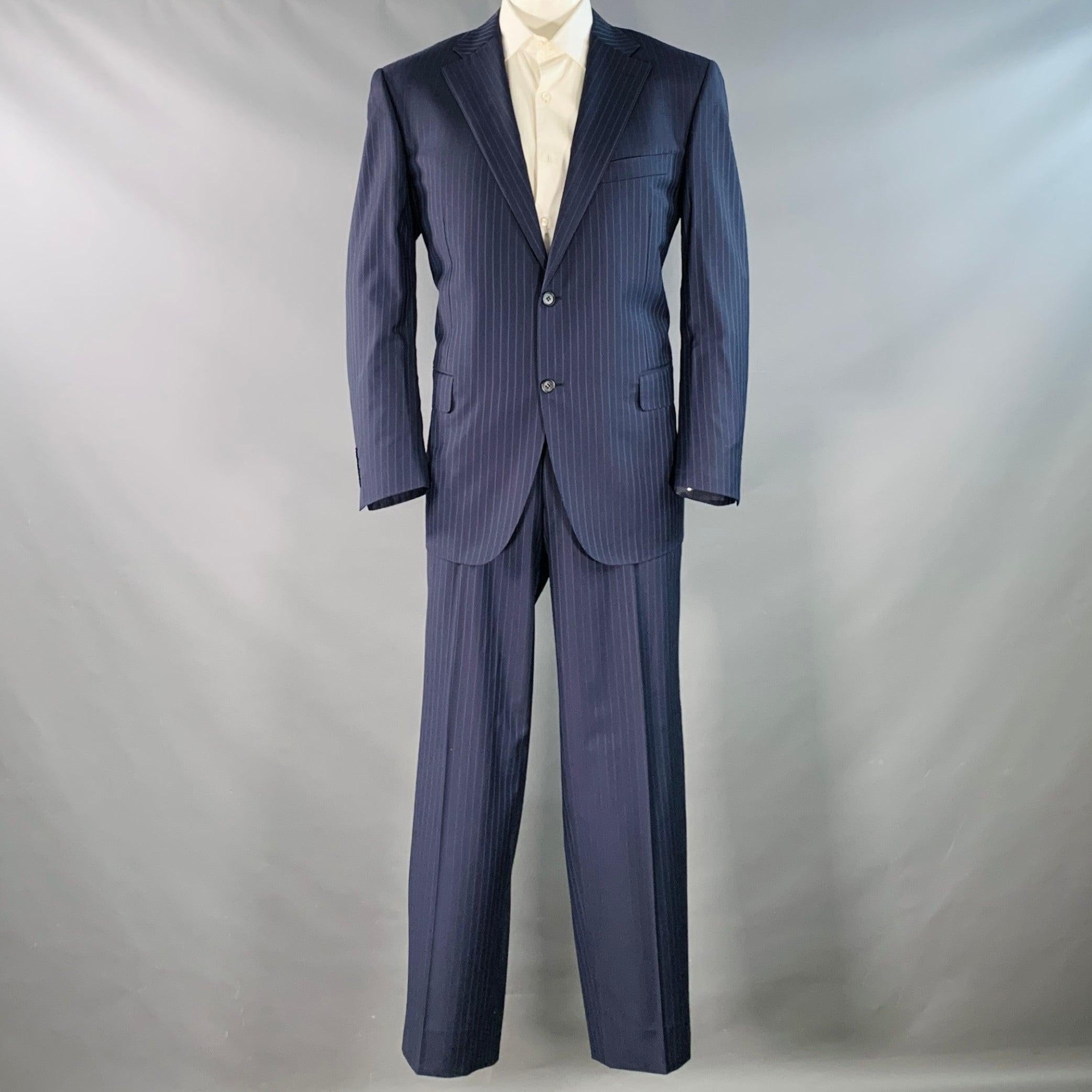 Costume Canali
en laine vierge à rayures bleues et marines avec doublure complète, comprenant un manteau de sport à double boutonnage, à revers échancré, et un pantalon assorti à devant plat. Fabriqué en Italie. Très bon état. 

Marqué :   