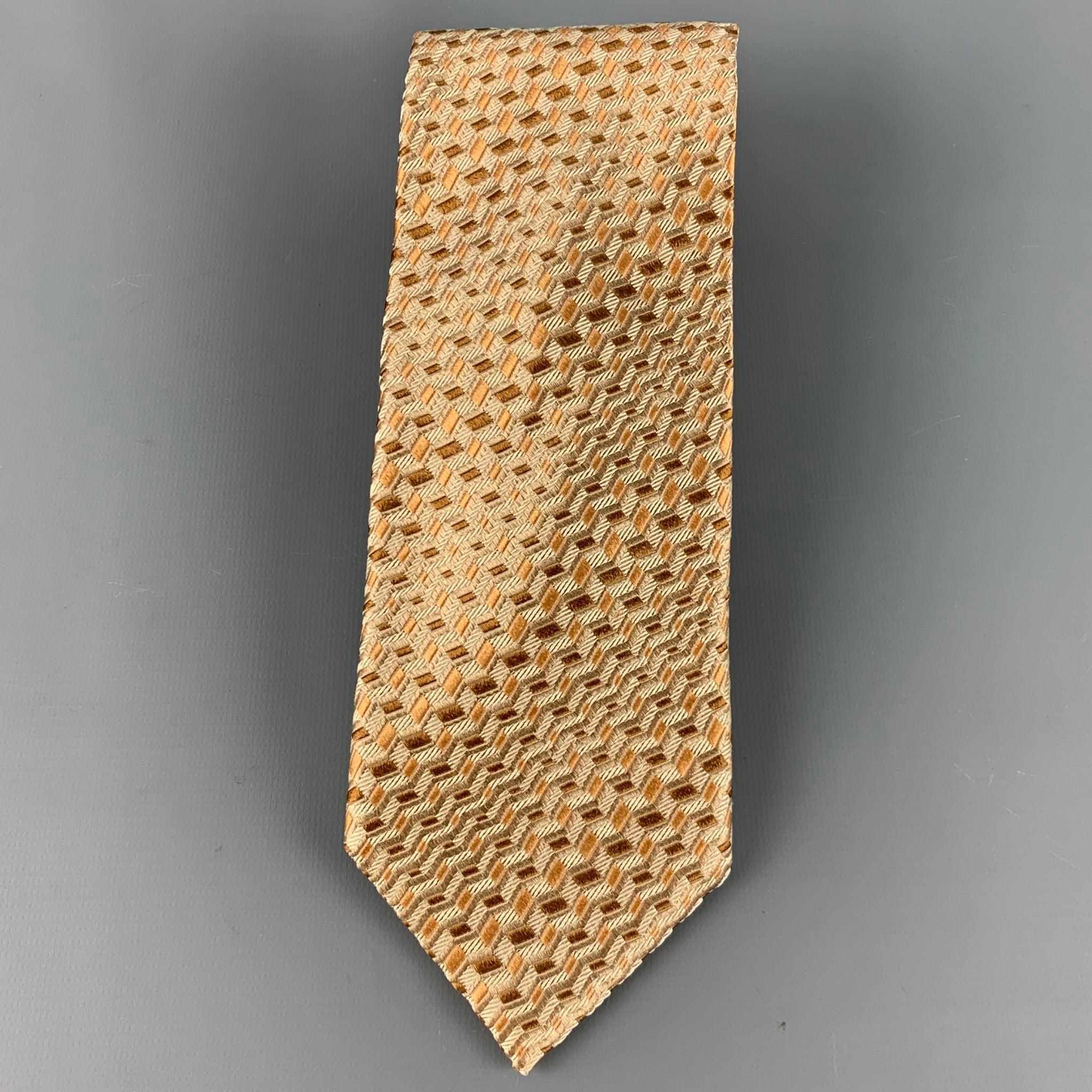CANALI tie in 100% silk, featuring a tan and taupe zigzag jacquard pattern. Made in Italy.Very Good Pre-Owned Condition. 

Measurements: 
  Width: 4 inches Length: 59 inches 
  
  
 
Reference: 126582
Category: Tie
More Details
    
Brand: 